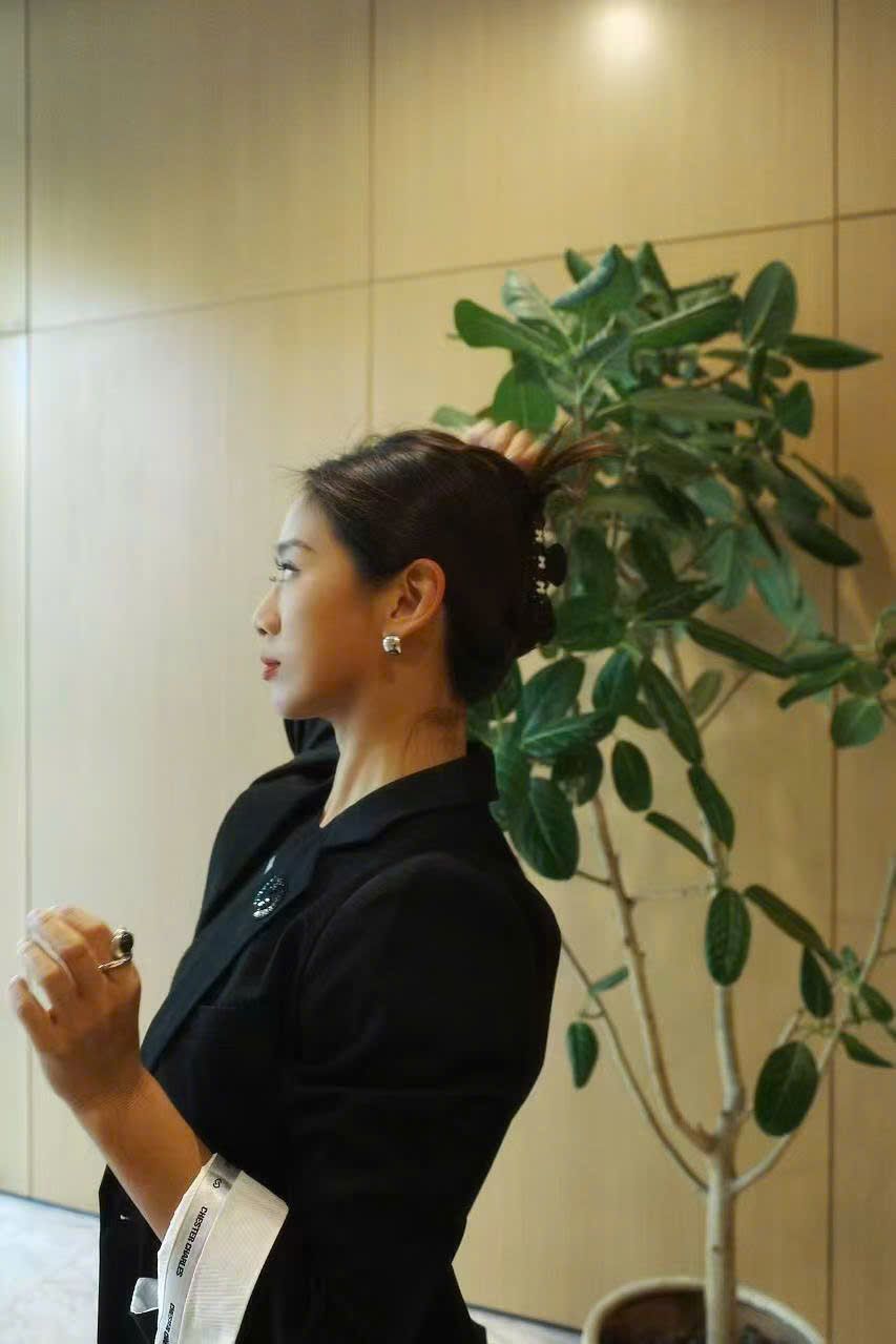 Áo Blazer viền cổ CC, tay lật
