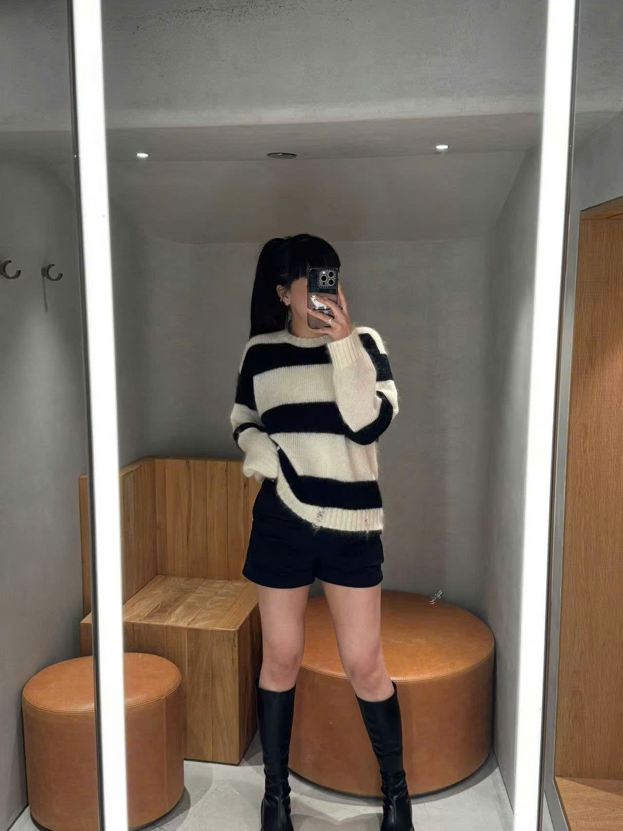 Áo len đen trắng kẻ ngang