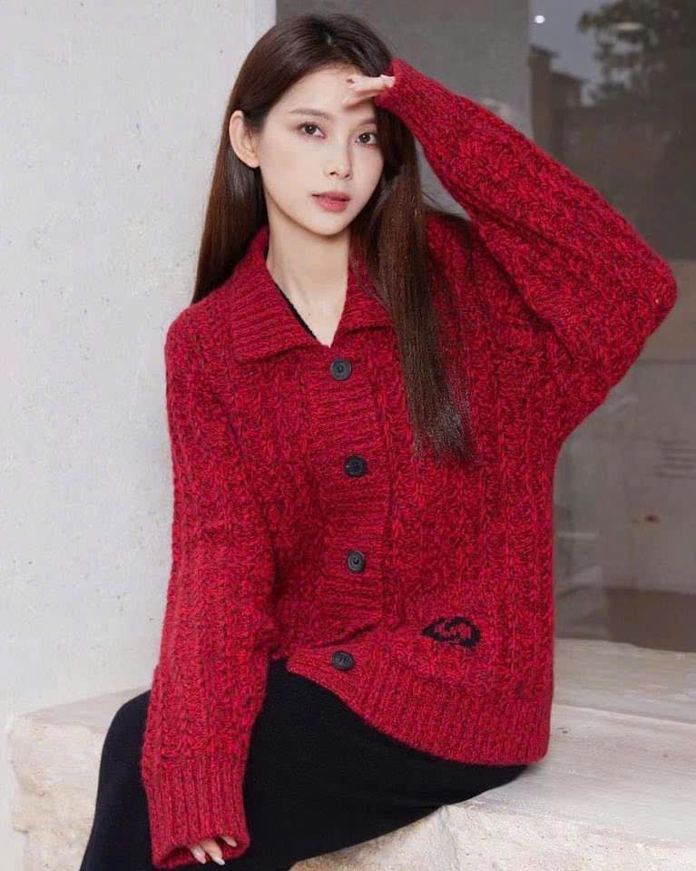 CDG đỏ, cổ bẻ, 2 túi logo