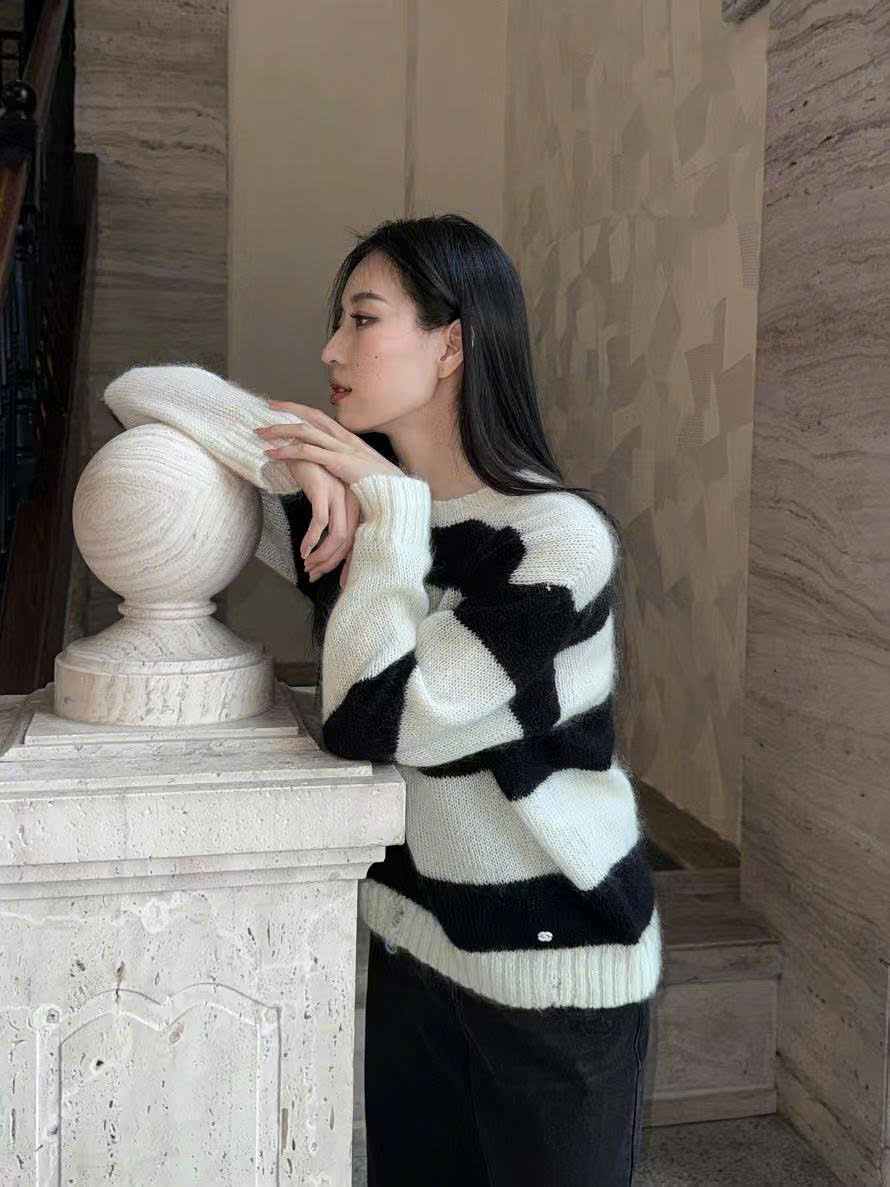 Áo len đen trắng kẻ ngang