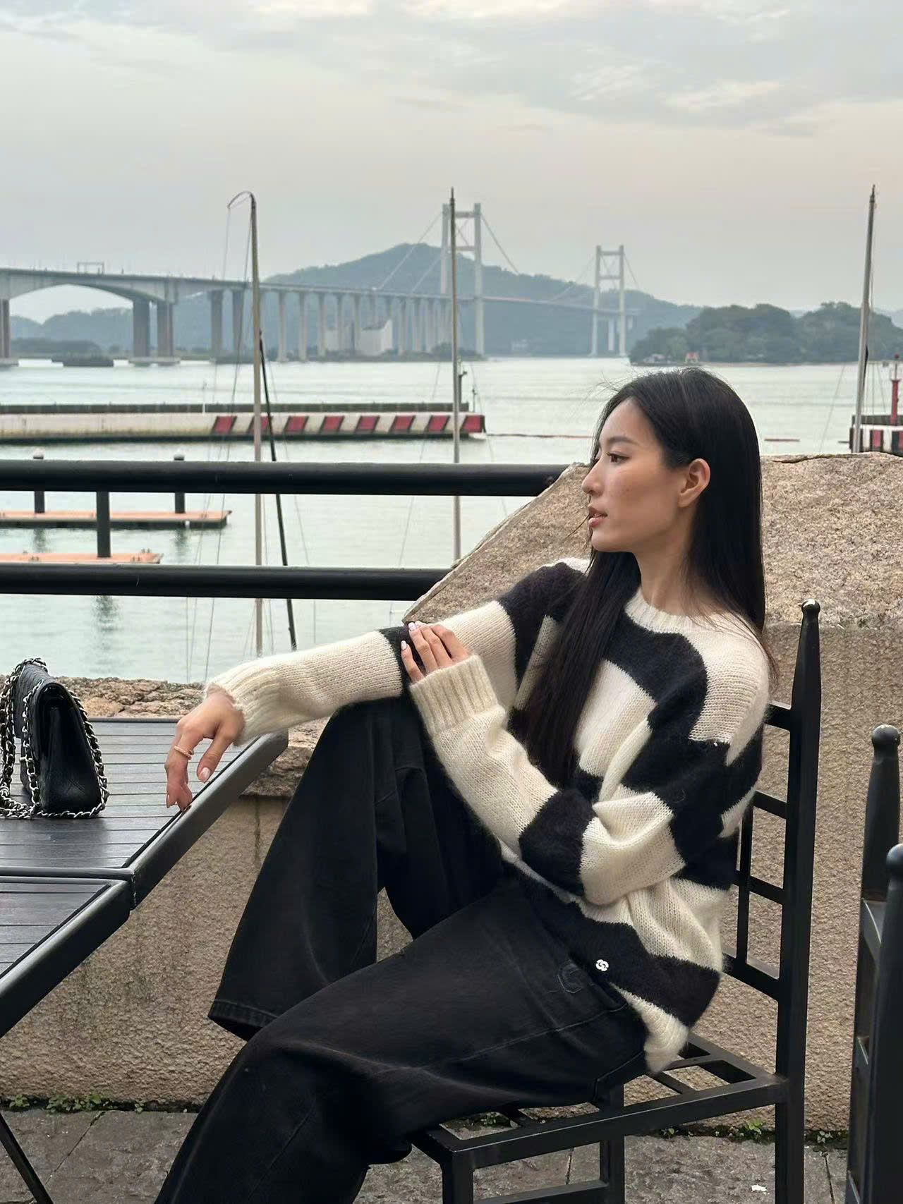 Áo len đen trắng kẻ ngang
