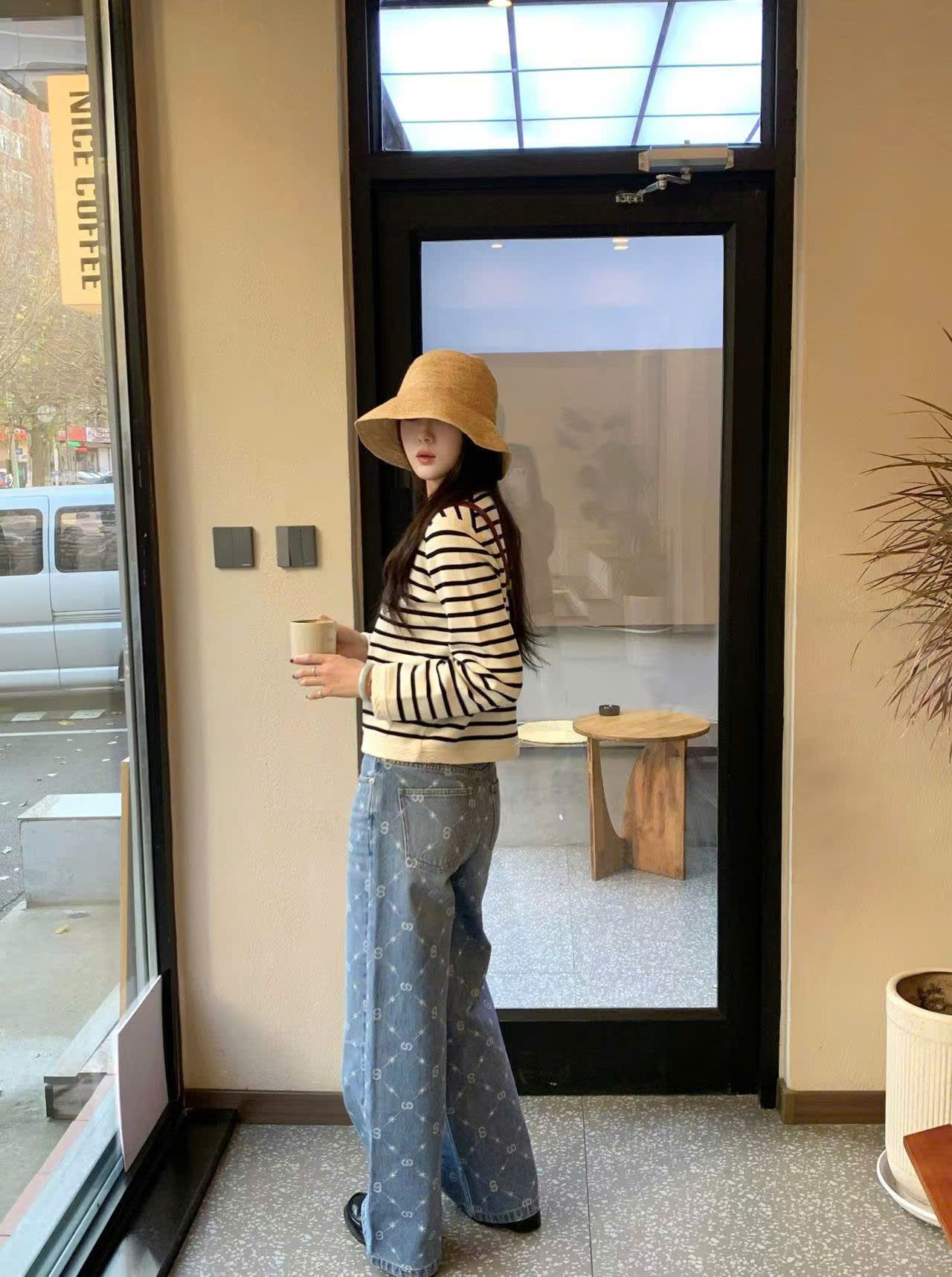Cardigan trắng kẻ đen - cúc vàng (giống Celine)