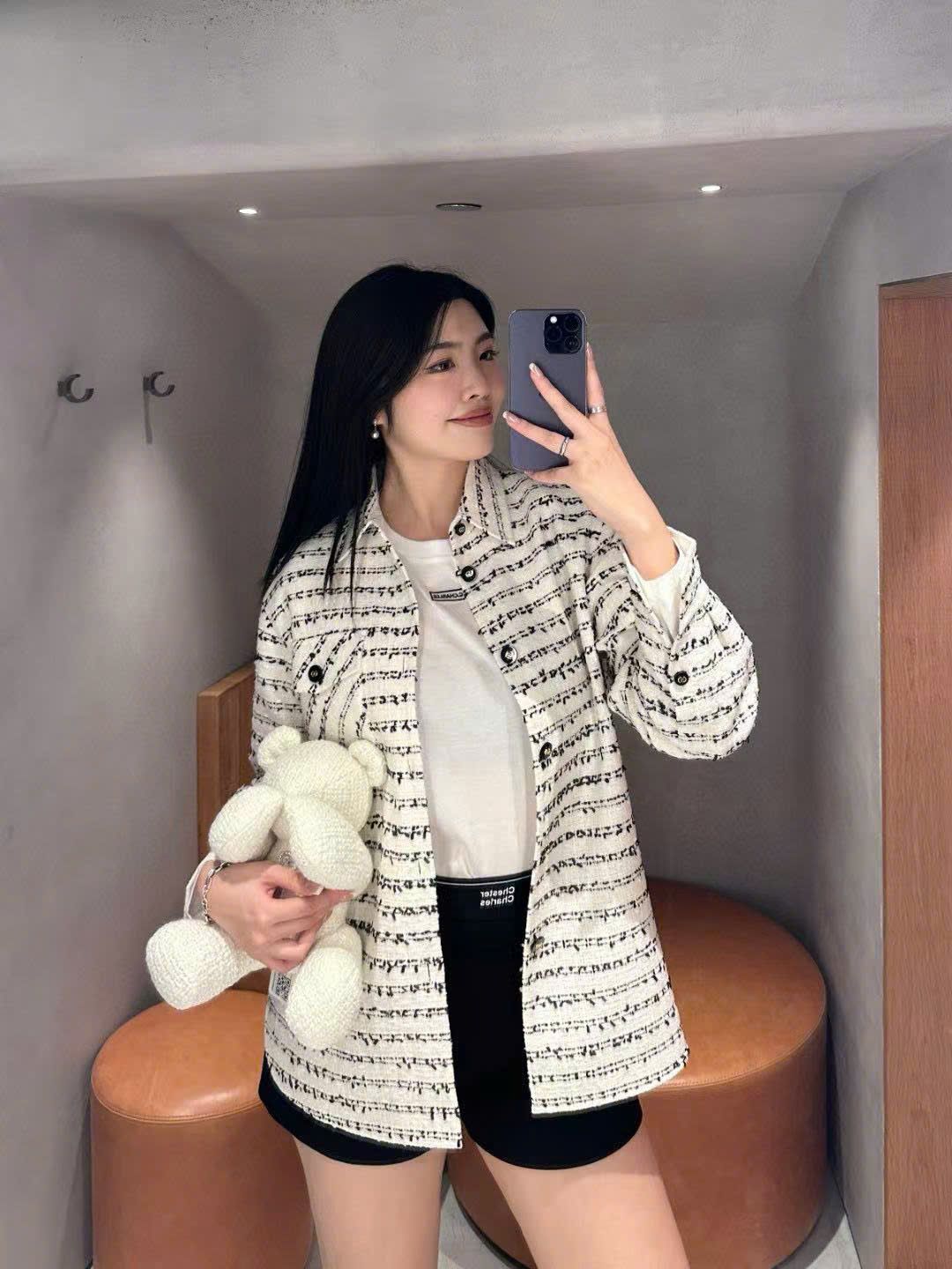 Áo Tweed logo chạy cúc đen