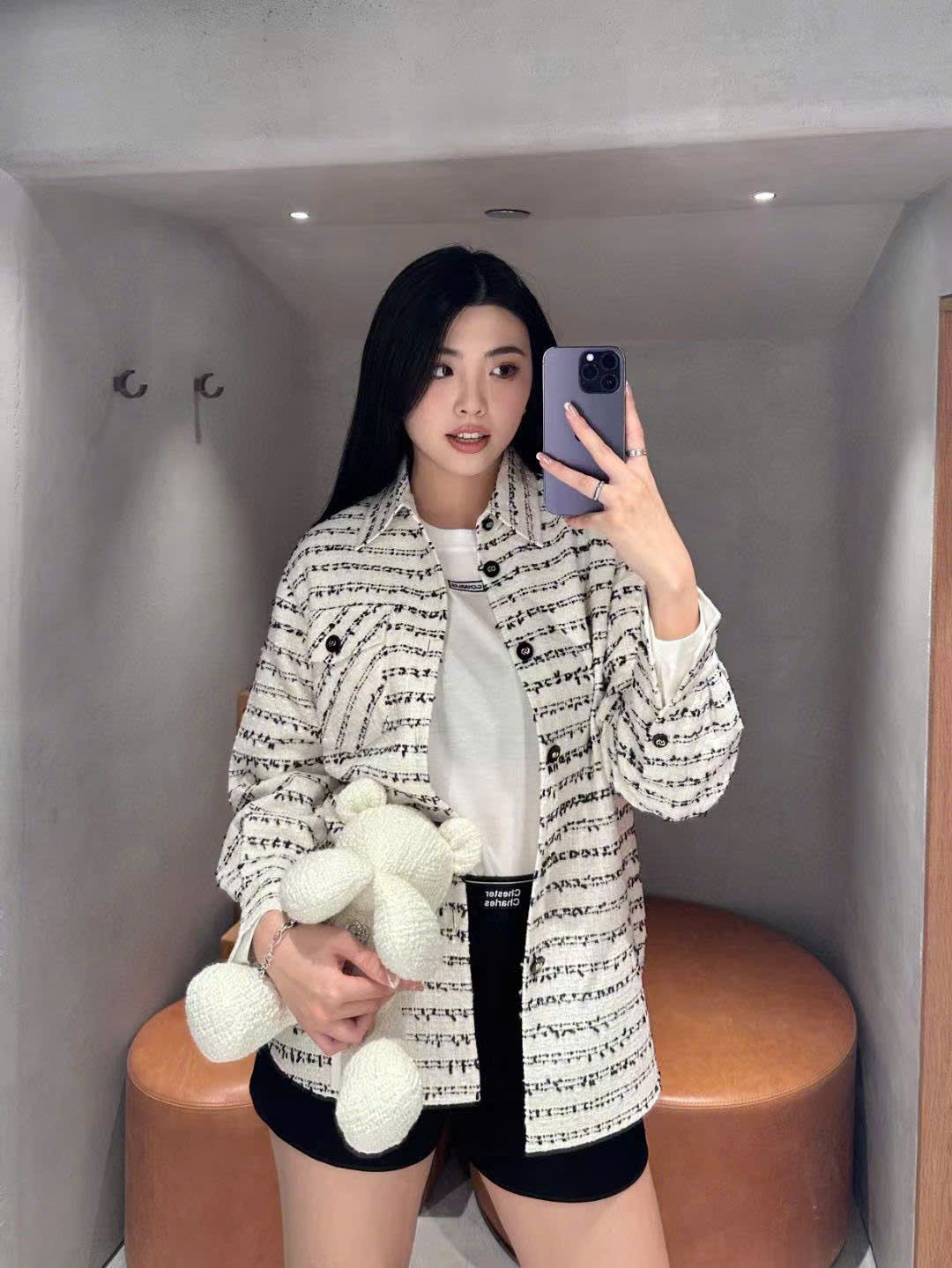 Áo Tweed logo chạy cúc đen