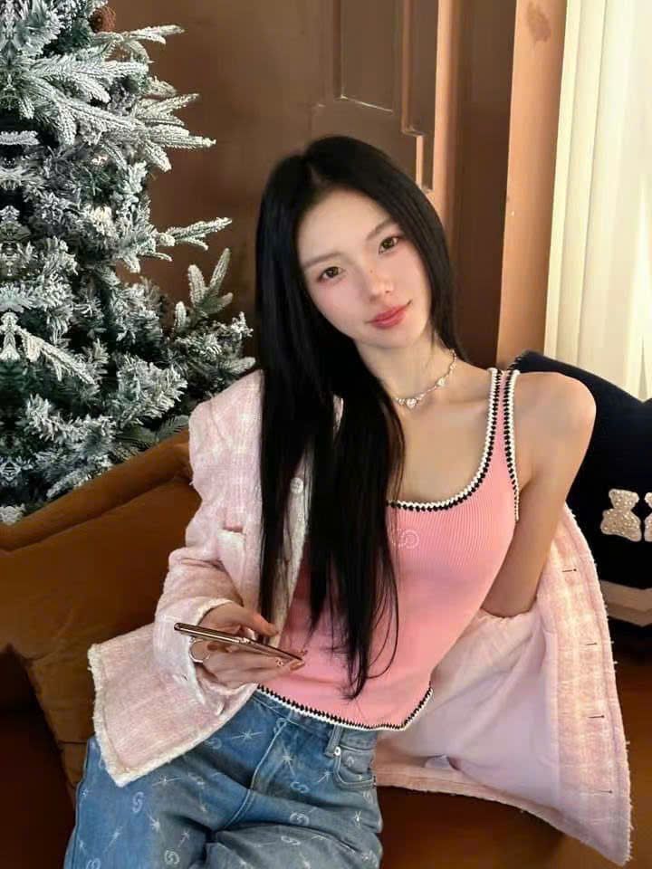 Tank top hồng - viền đen