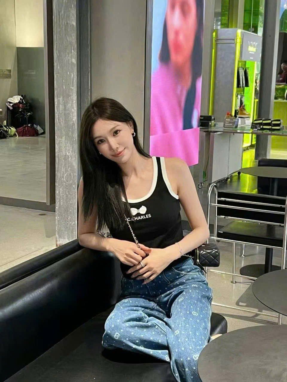 Tank top đen viền trắng - nơ ren
