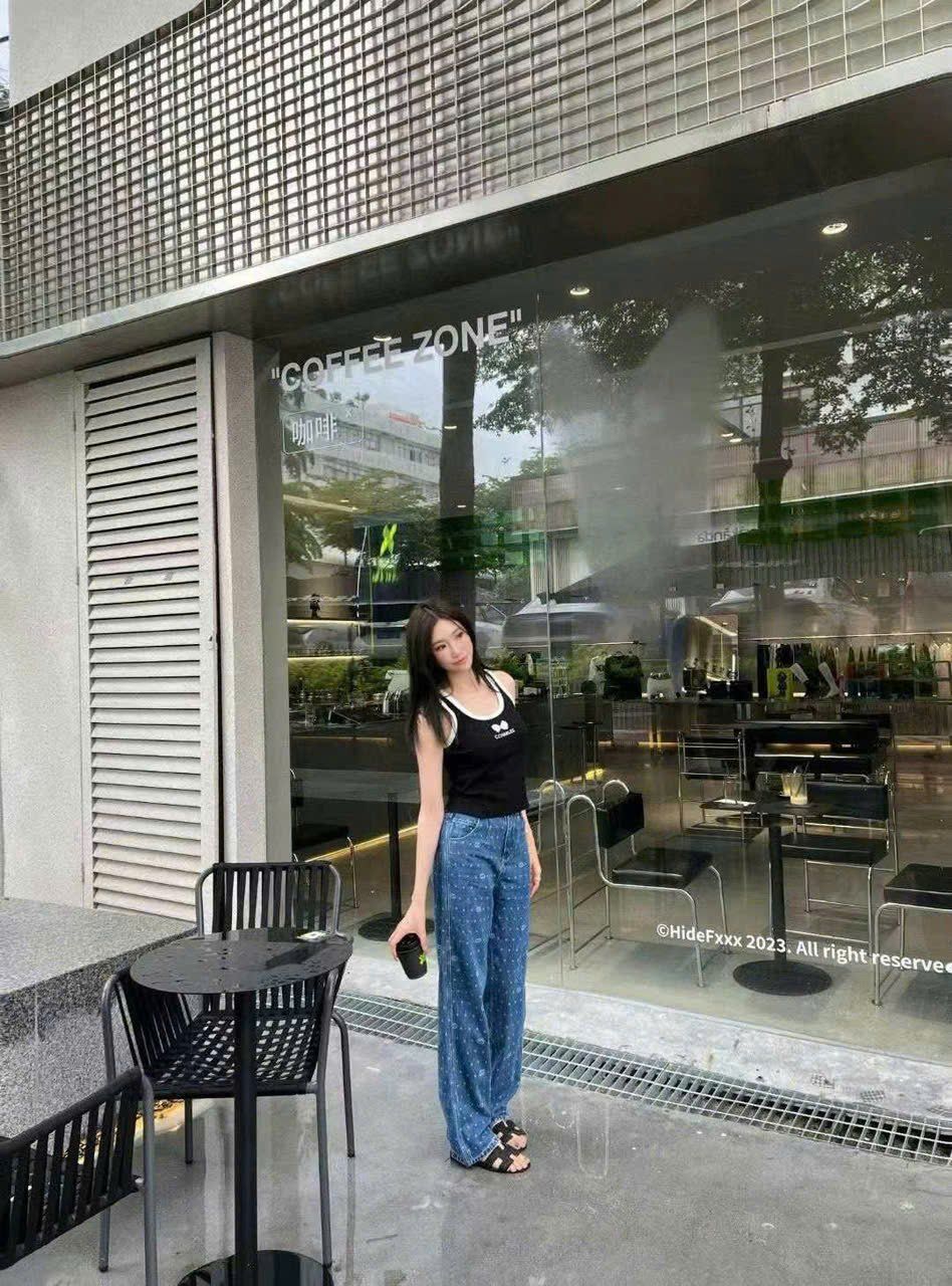 Tank top đen viền trắng - nơ ren