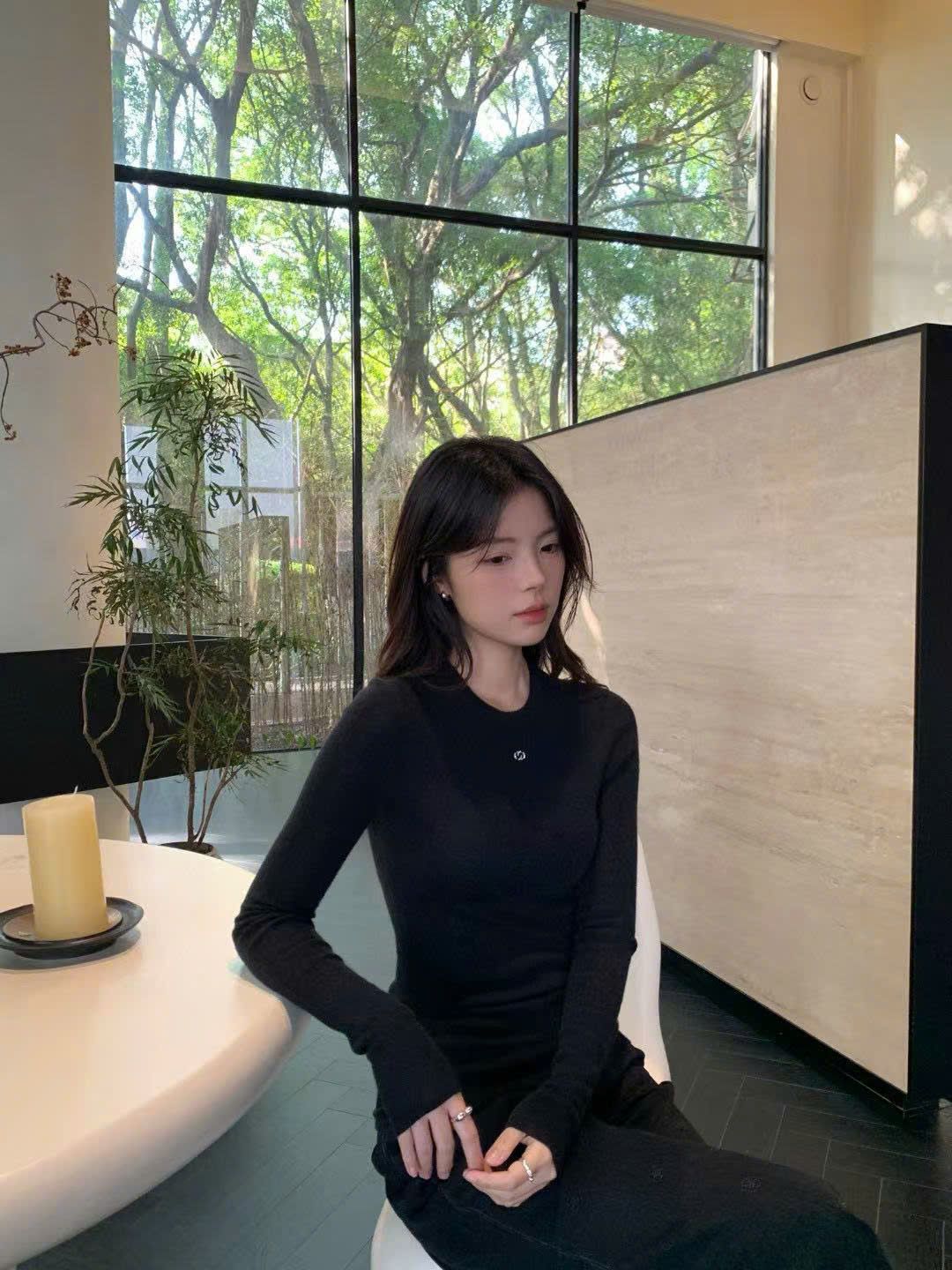 Áo đen dài tay - logo nhỏ