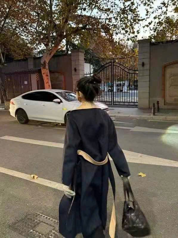 Áo dạ mangto xanh navy, cổ ve màu be