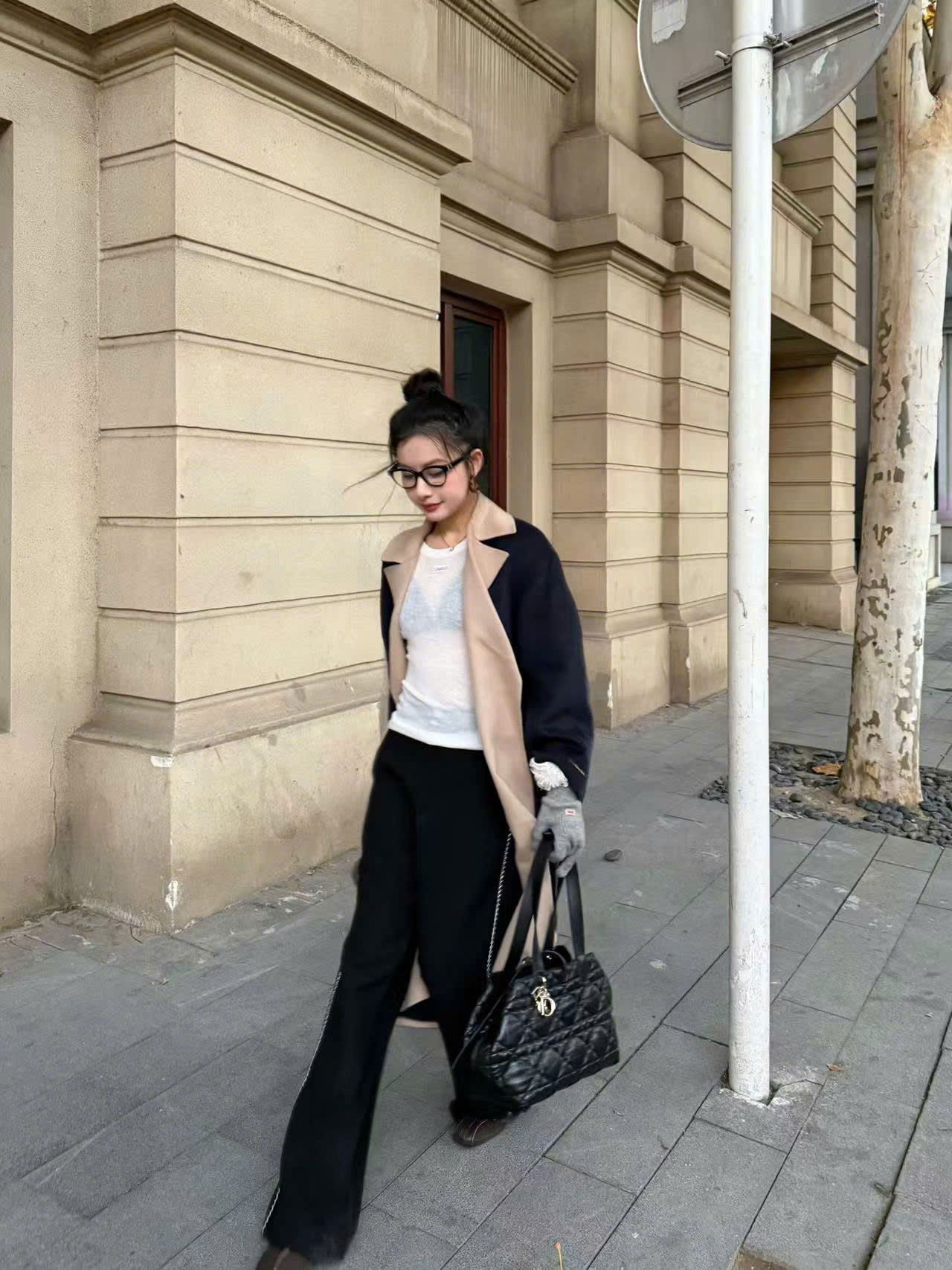 Áo dạ mangto xanh navy, cổ ve màu be