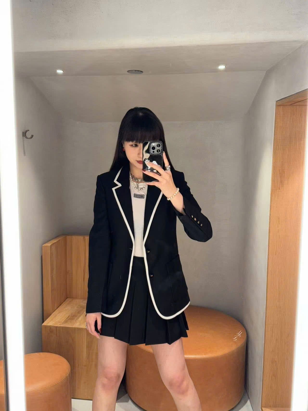 Áo Vest đen viền trắng