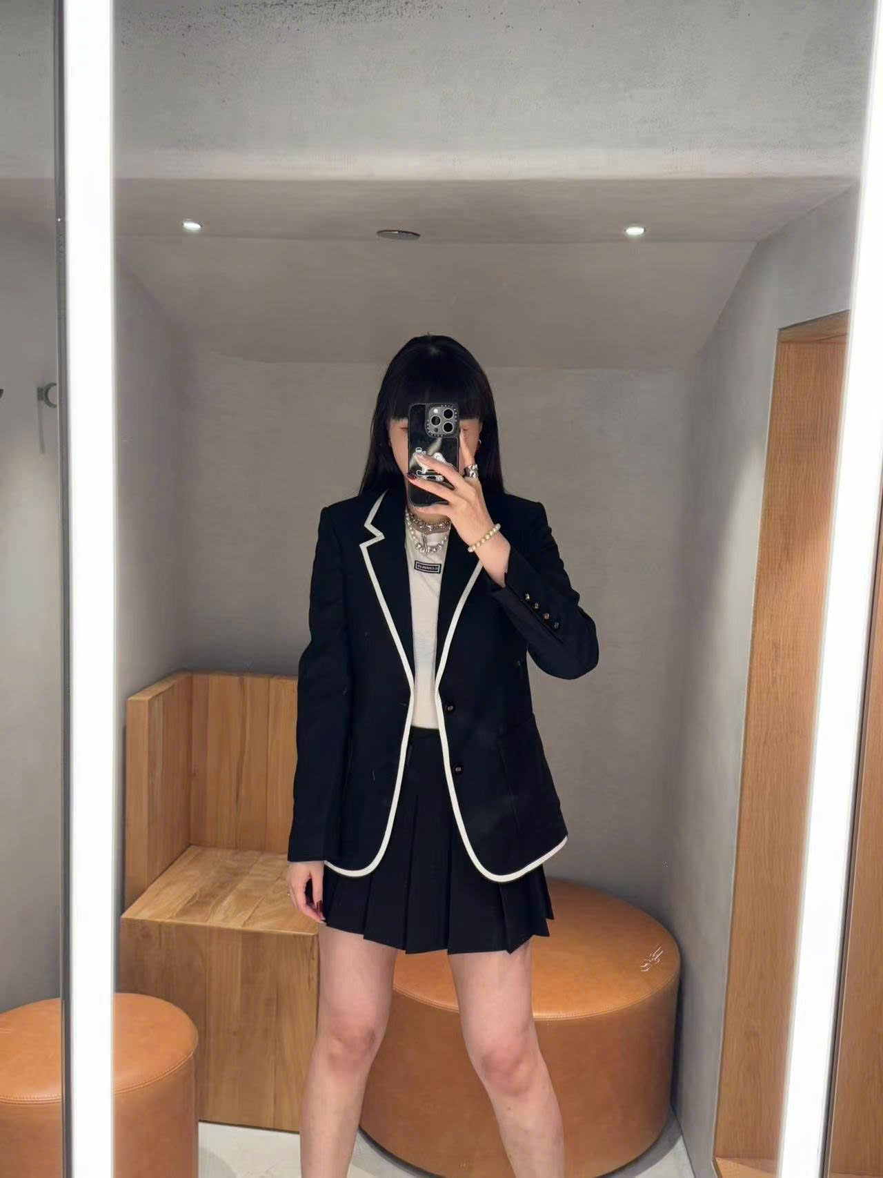 Áo Vest đen viền trắng