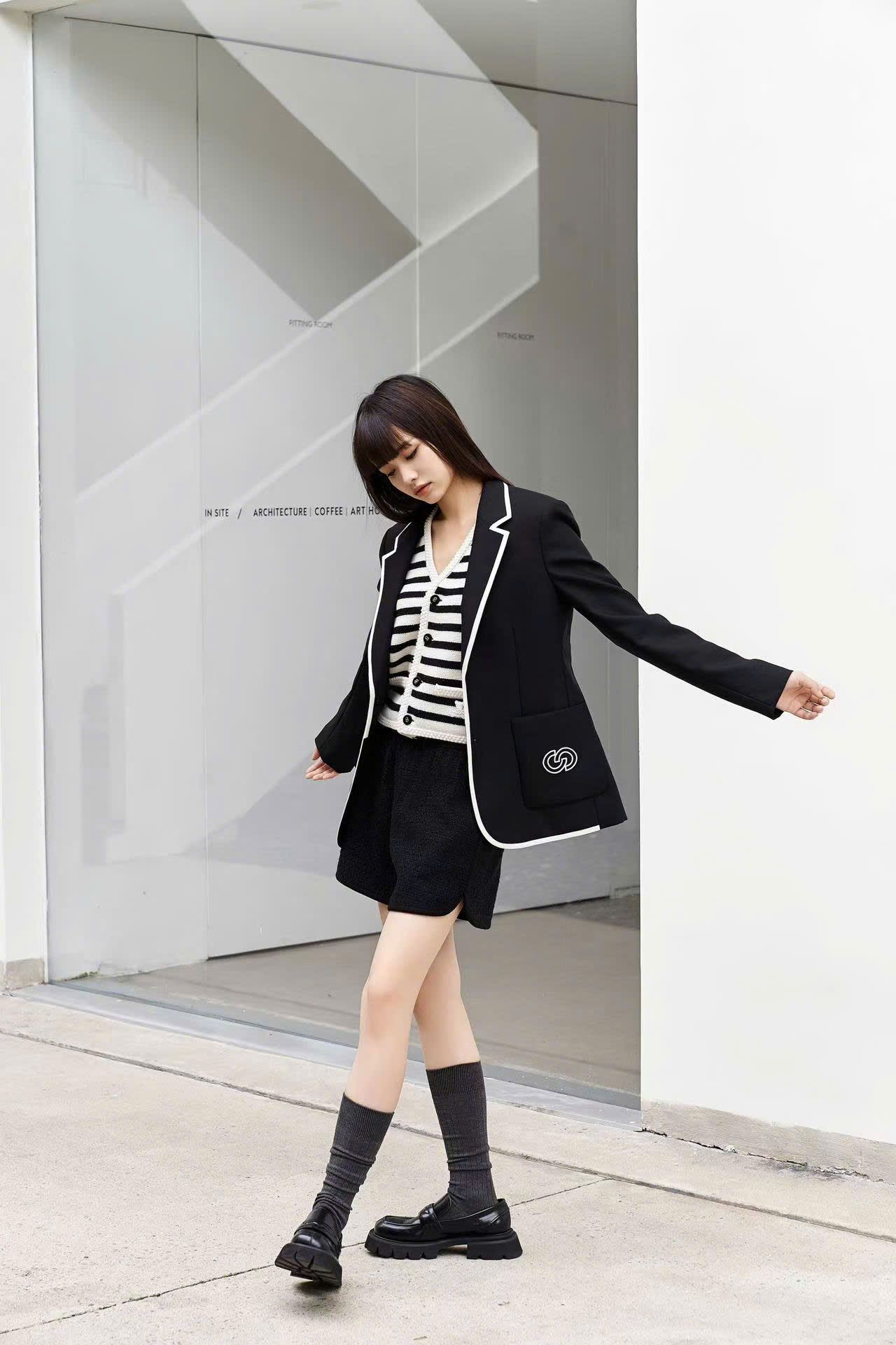 Áo Vest đen viền trắng