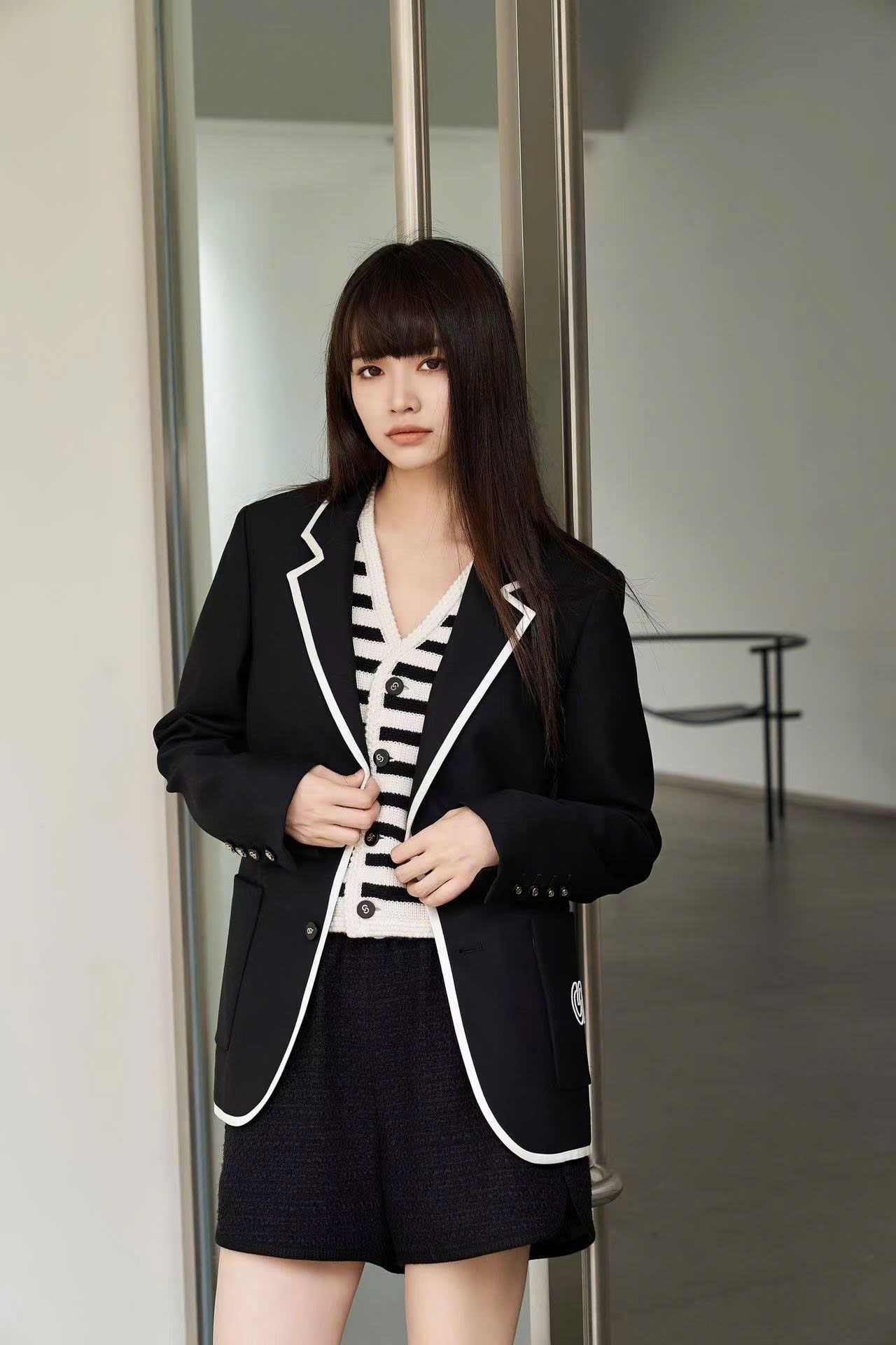 Áo Vest đen viền trắng