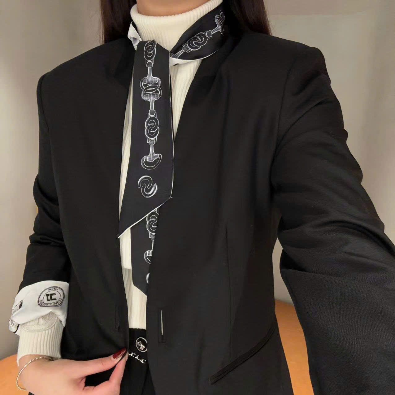Áo vest đen - kèm dây nơ trắng