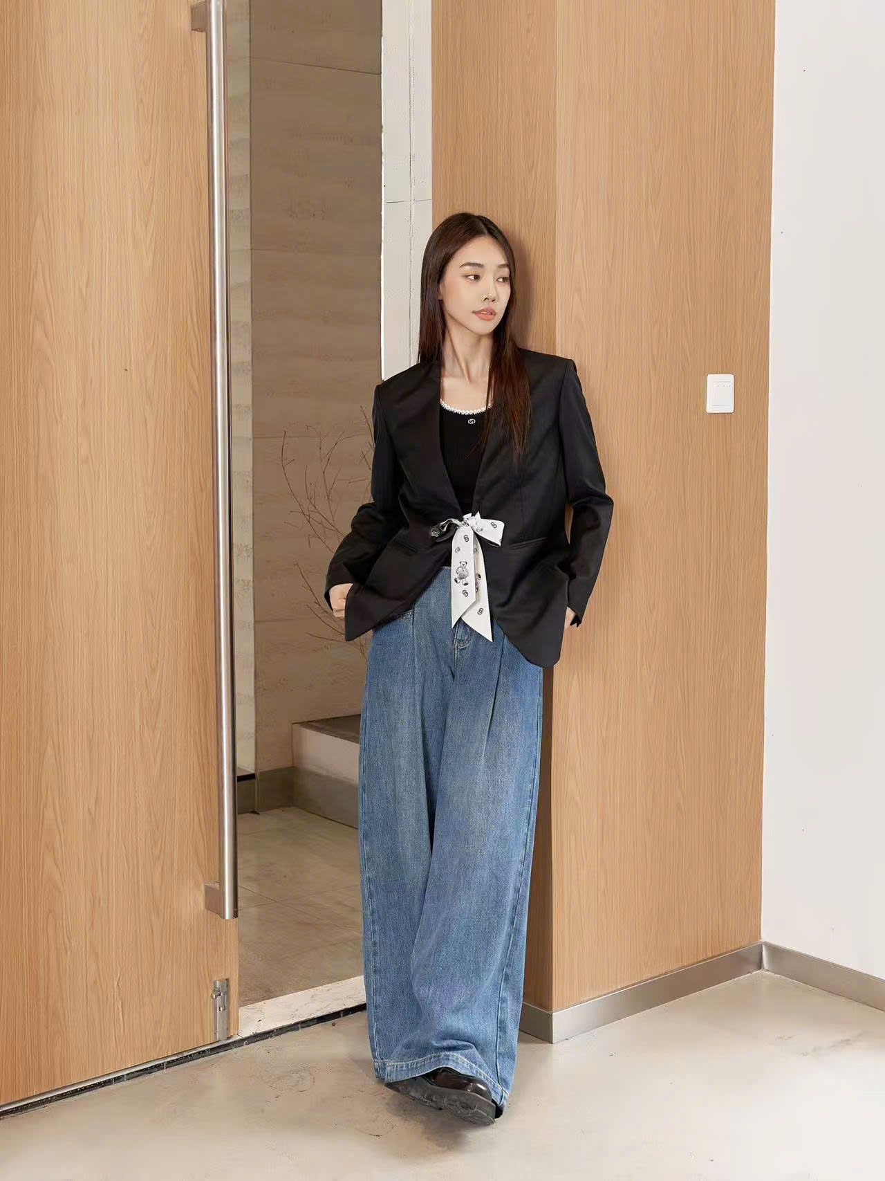 Áo vest đen - kèm dây nơ trắng