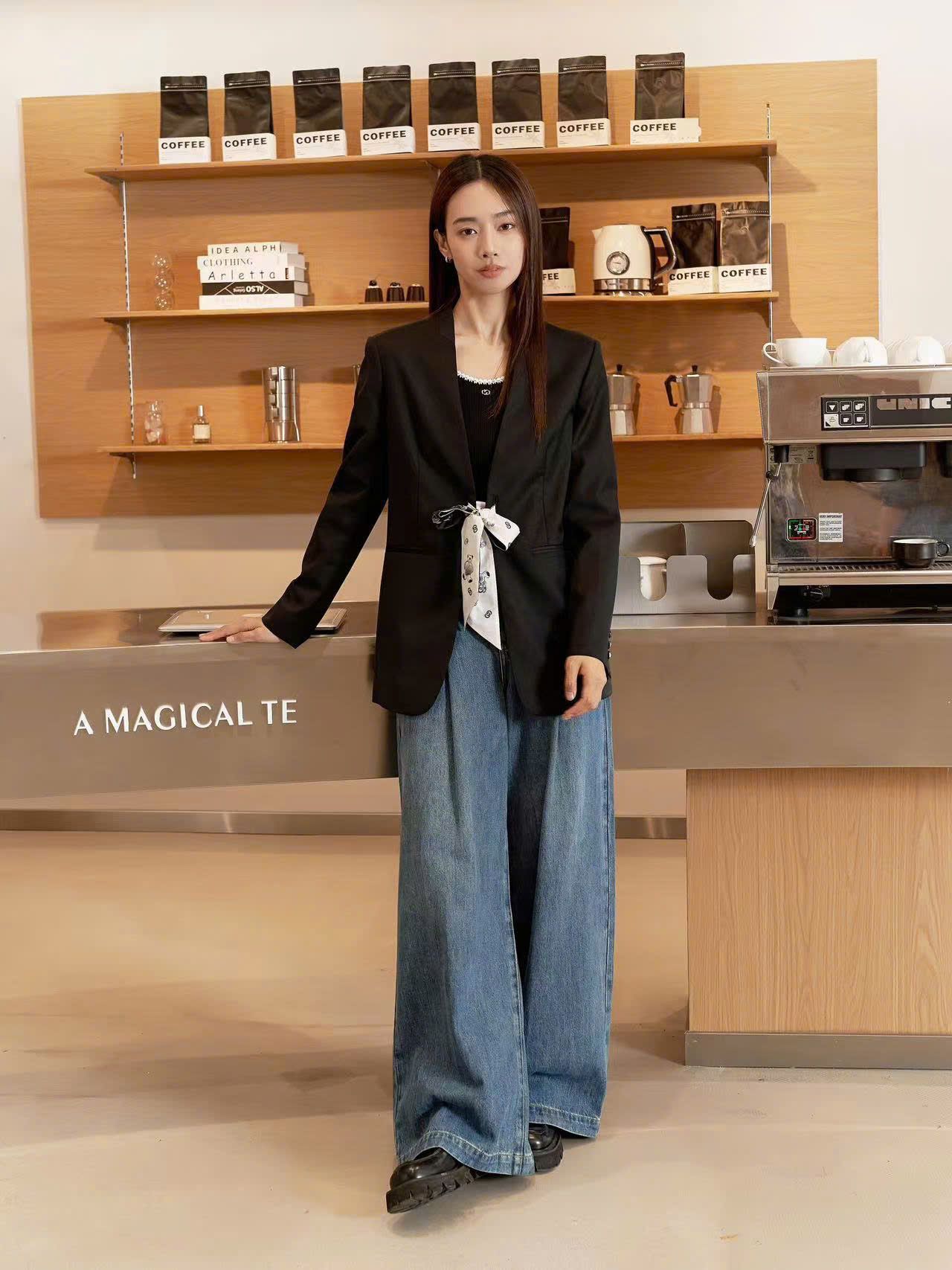 Áo vest đen - kèm dây nơ trắng