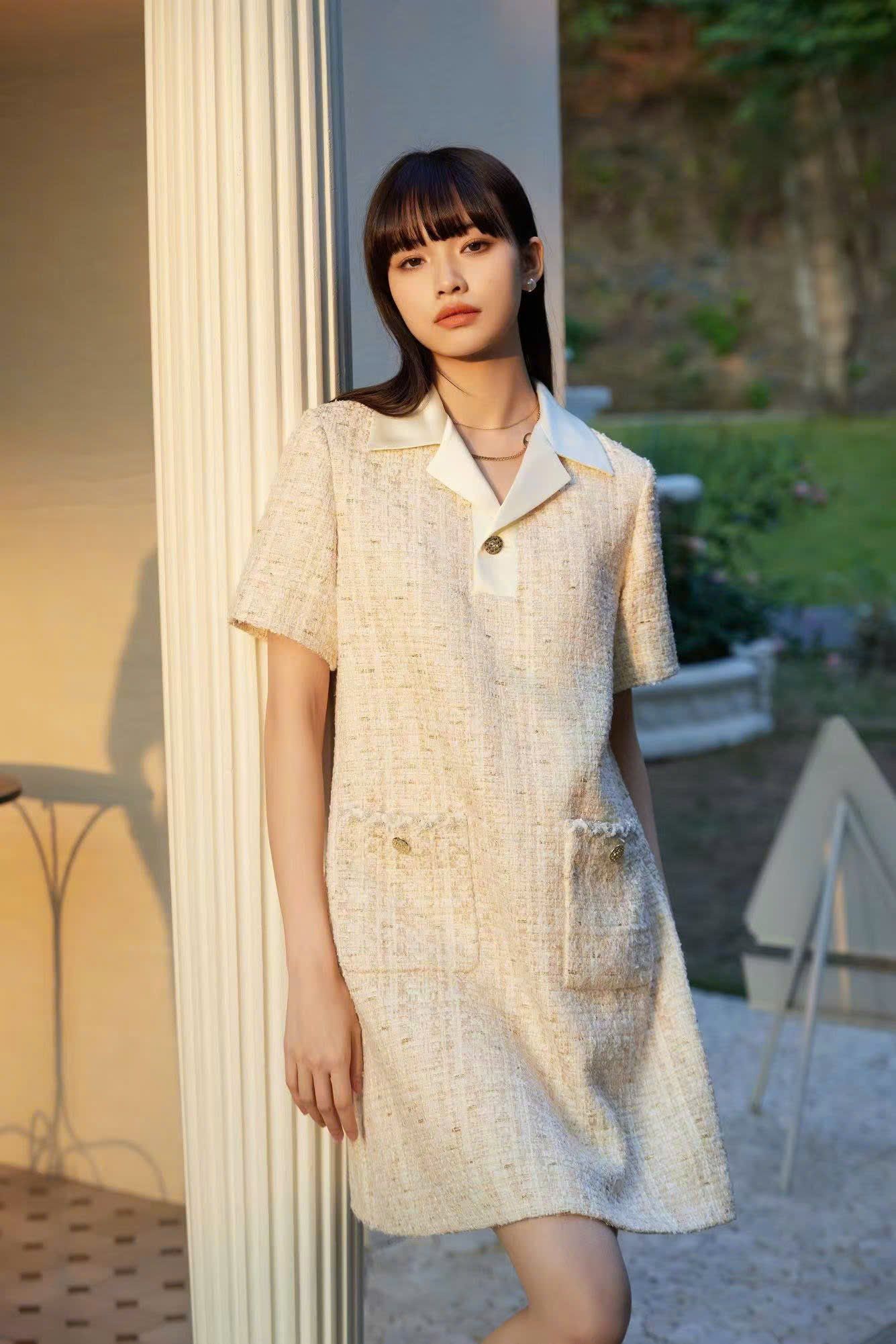Váy dạ tweed cúc vàng viền cổ trắng