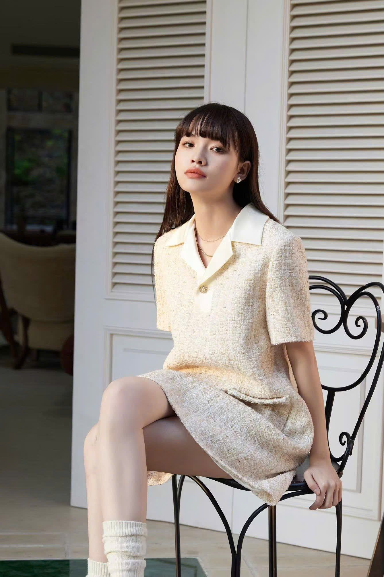 Váy dạ tweed cúc vàng viền cổ trắng
