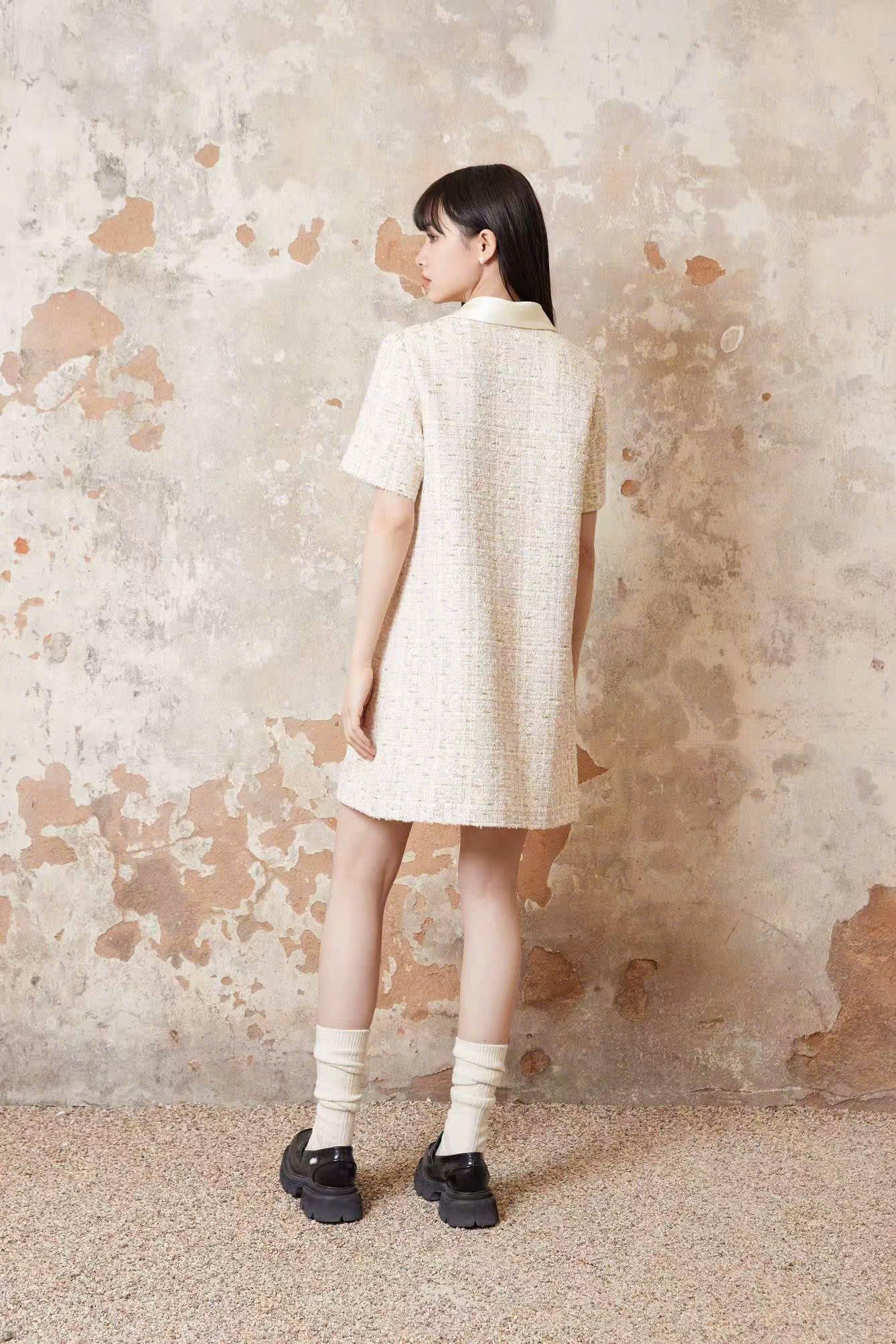Váy dạ tweed cúc vàng viền cổ trắng