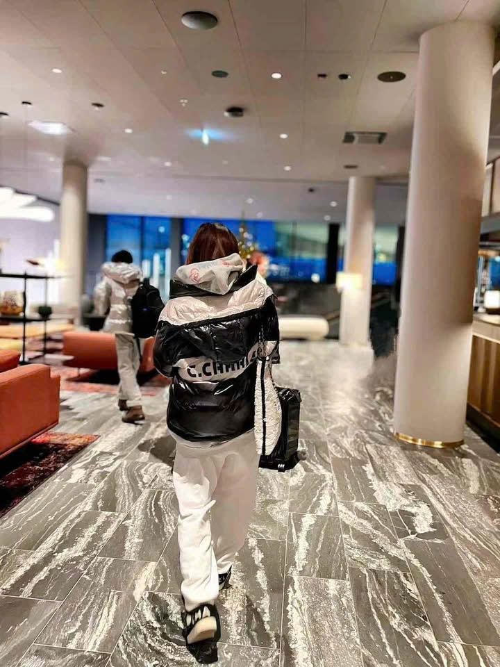 Áo phao lông vũ Đen logo lưng