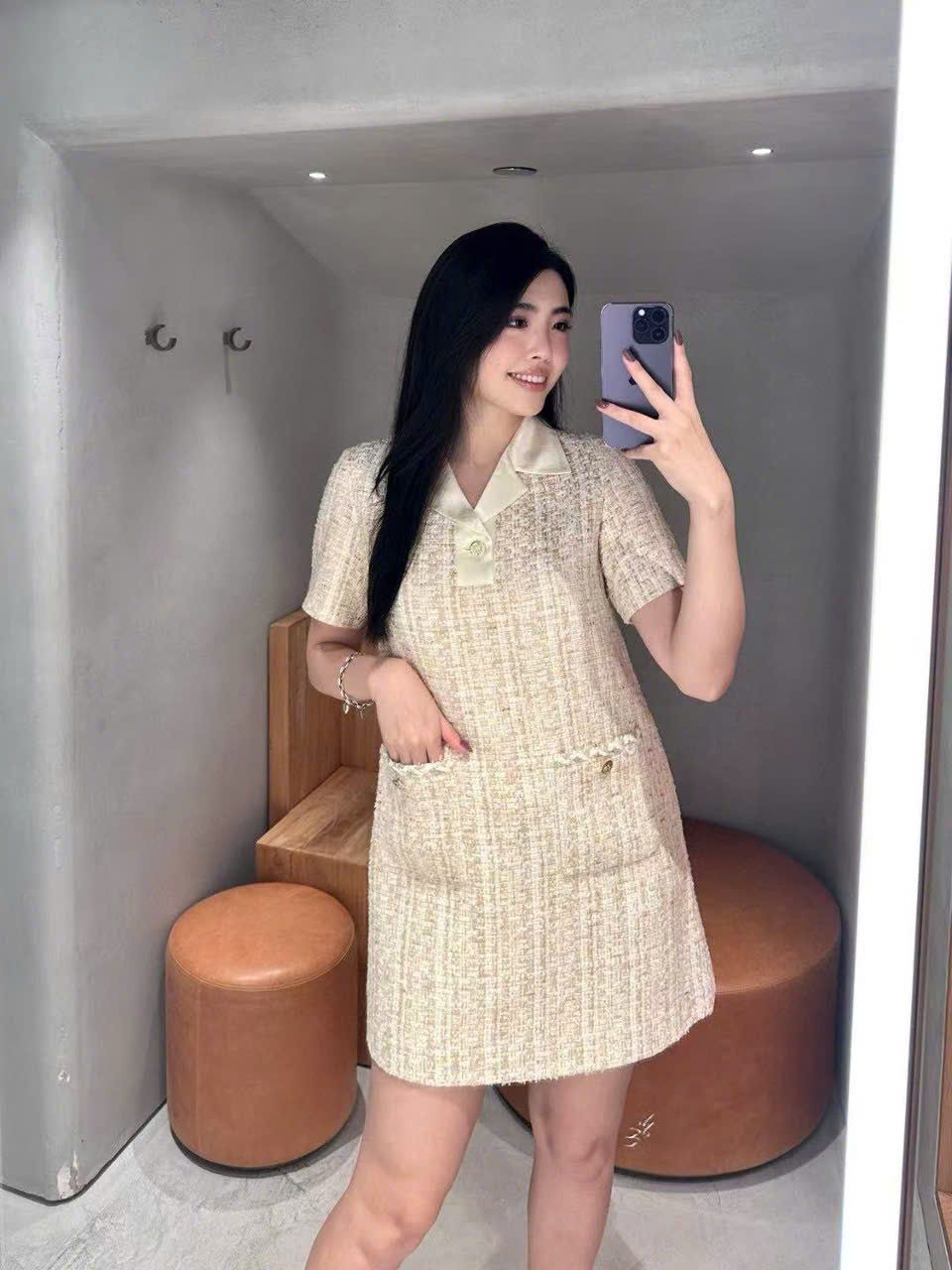 Váy dạ tweed cúc vàng viền cổ trắng