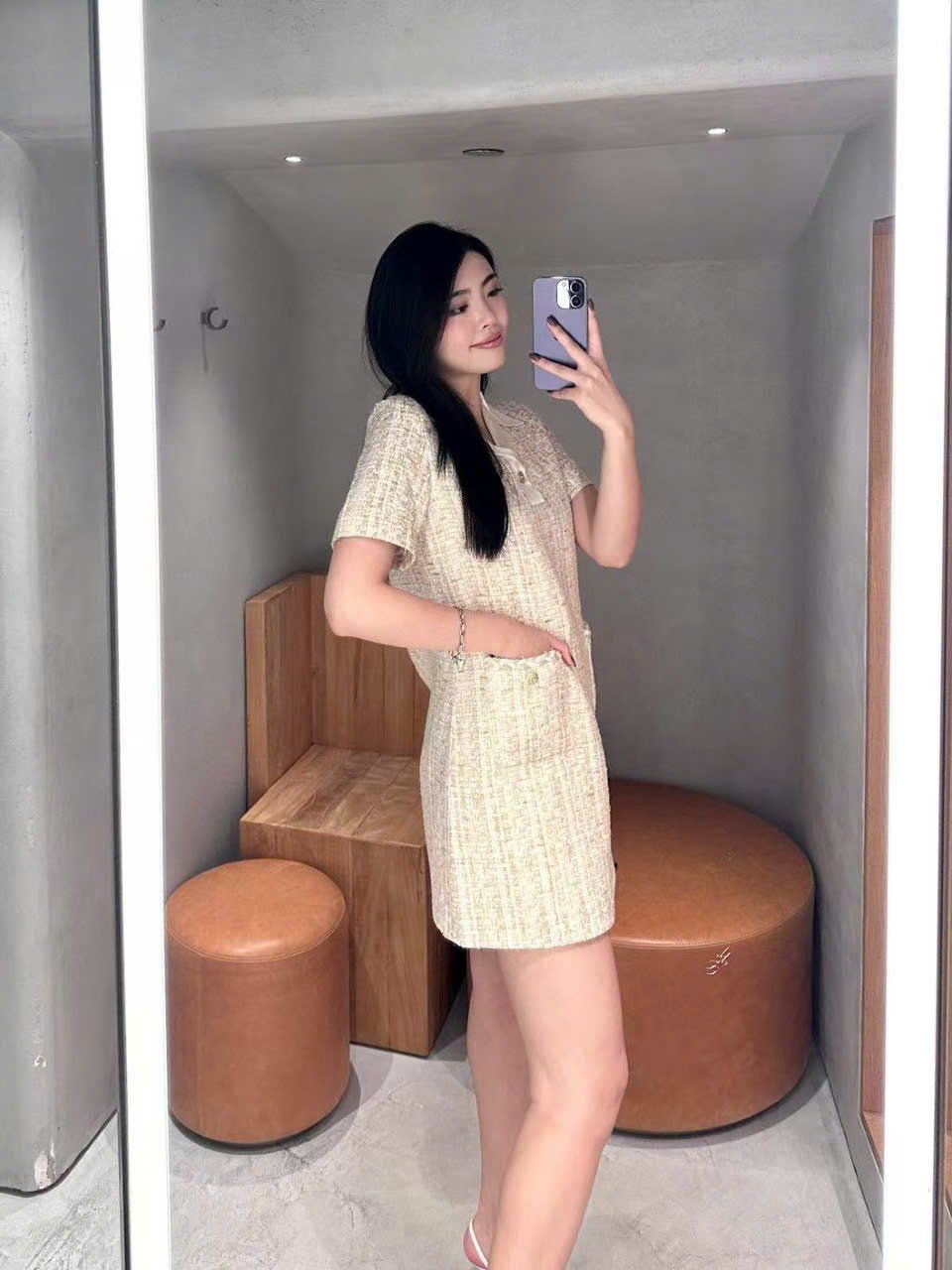 Váy dạ tweed cúc vàng viền cổ trắng