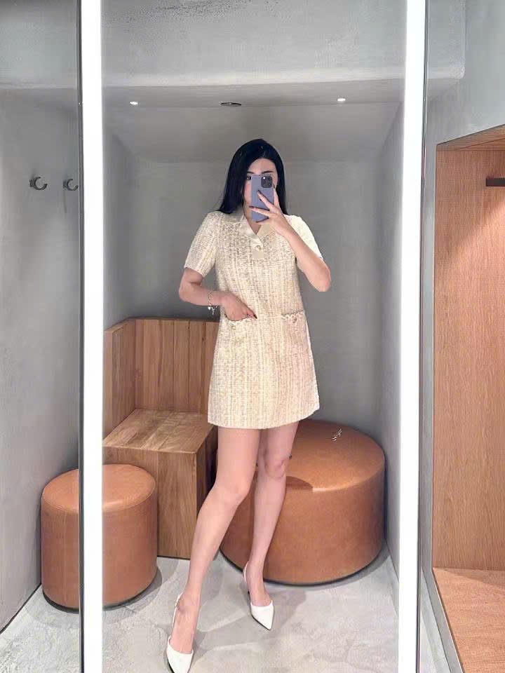 Váy dạ tweed cúc vàng viền cổ trắng