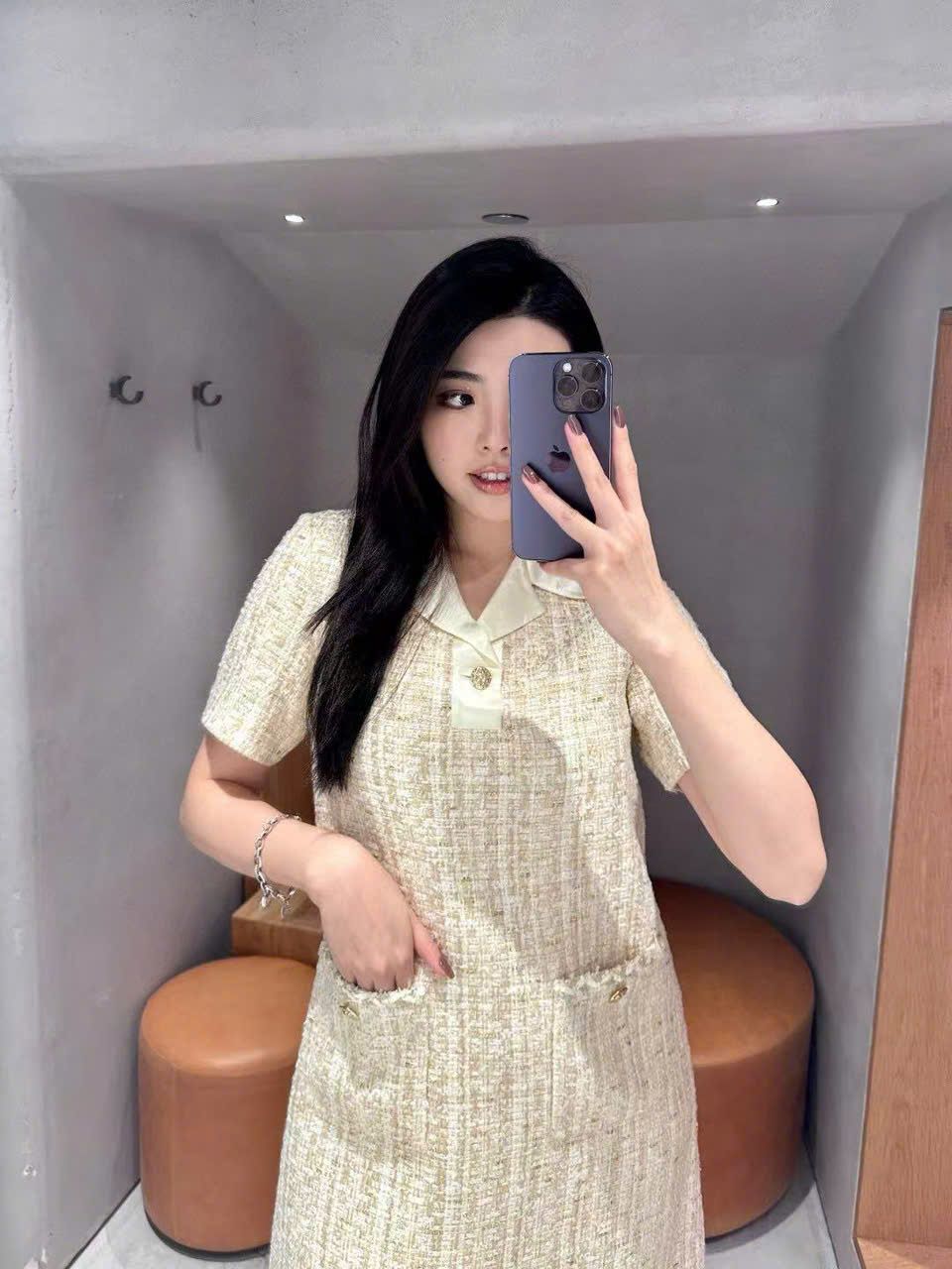 Váy dạ tweed cúc vàng viền cổ trắng