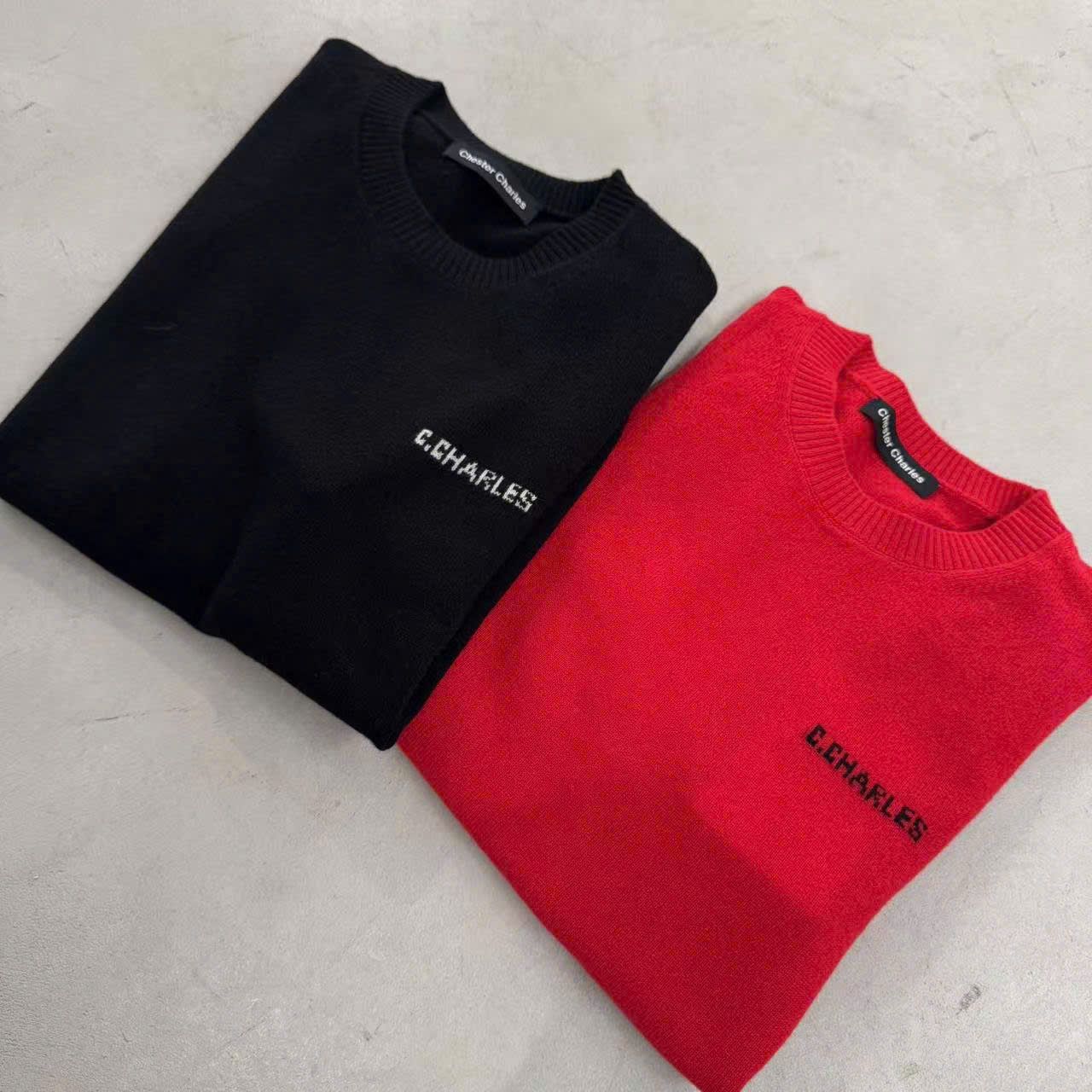 Áo len đỏ, cổ tròn, ngắn tay cashmere - logo ngực