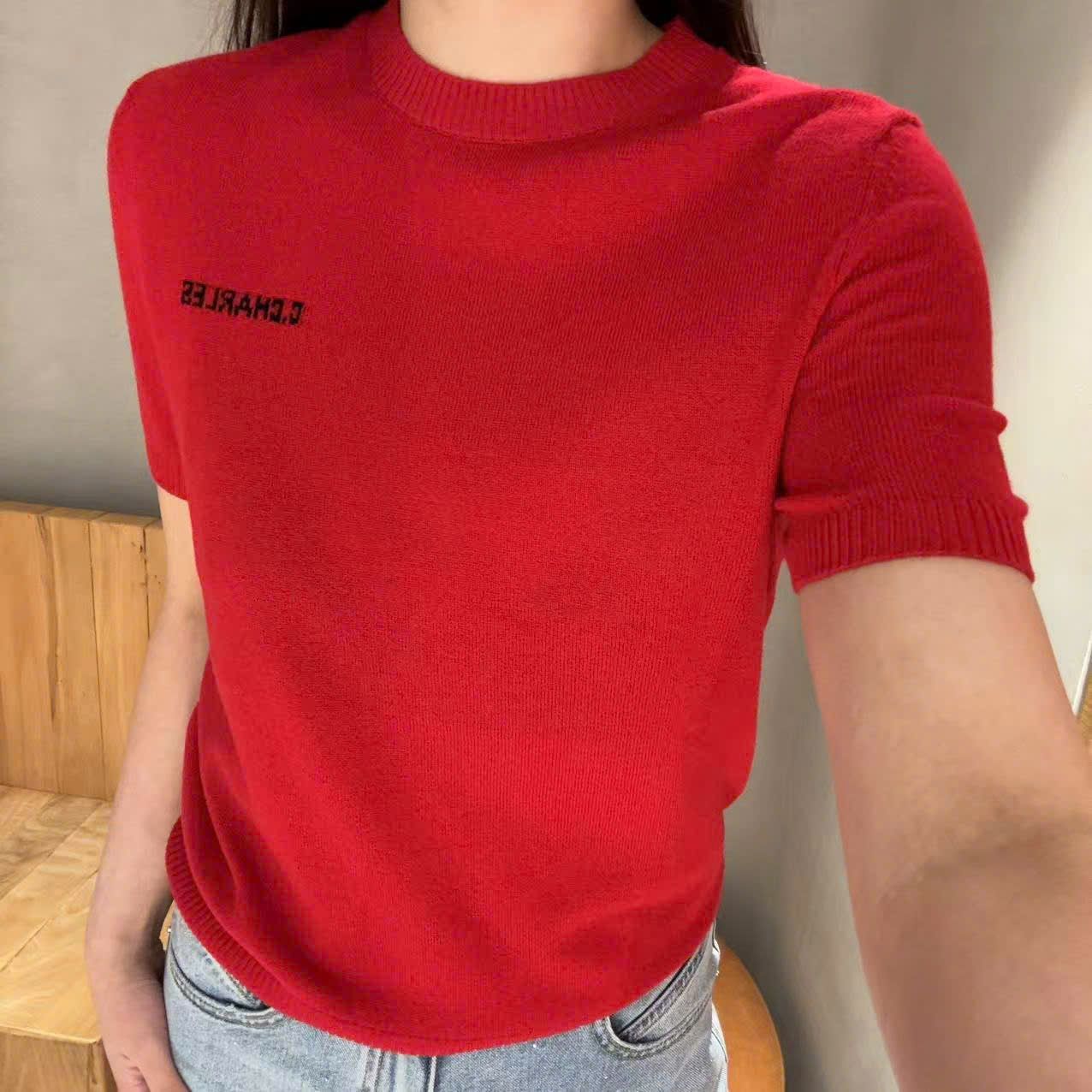 Áo len đỏ, cổ tròn, ngắn tay cashmere - logo ngực