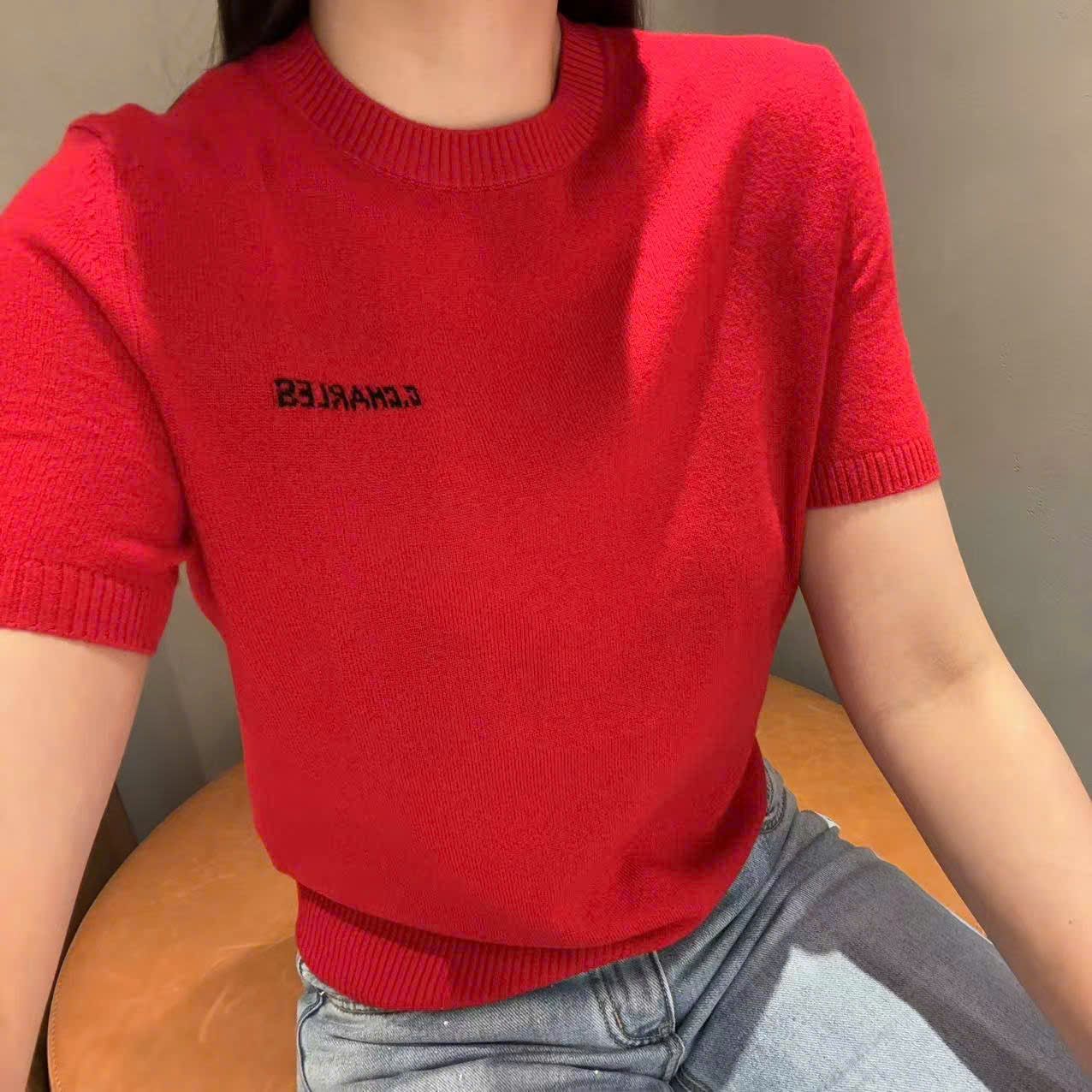 Áo len đỏ, cổ tròn, ngắn tay cashmere - logo ngực