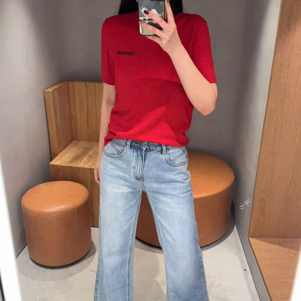 Áo len đỏ, cổ tròn, ngắn tay cashmere - logo ngực