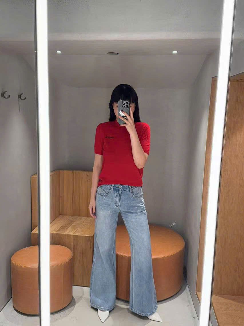 Áo len đỏ, cổ tròn, ngắn tay cashmere - logo ngực