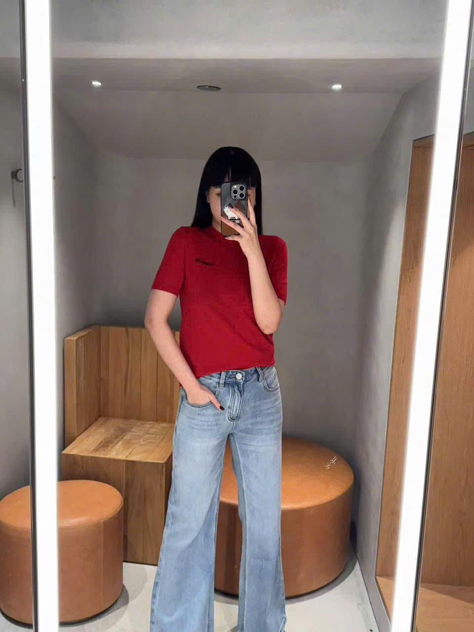Áo len đỏ, cổ tròn, ngắn tay cashmere - logo ngực