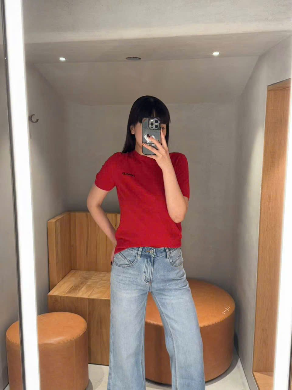 Áo len đỏ, cổ tròn, ngắn tay cashmere - logo ngực