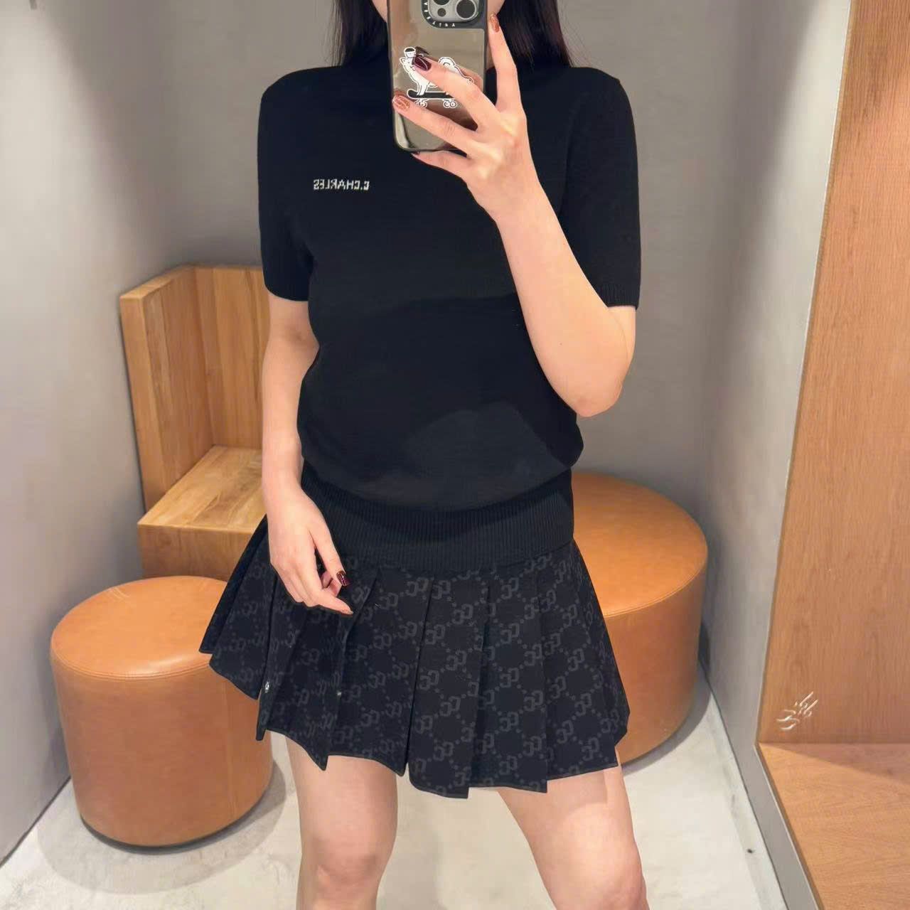 Áo len đen, cổ tròn, ngắn tay cashmere - logo ngực