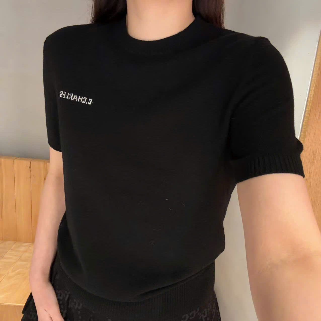 Áo len đen, cổ tròn, ngắn tay cashmere - logo ngực