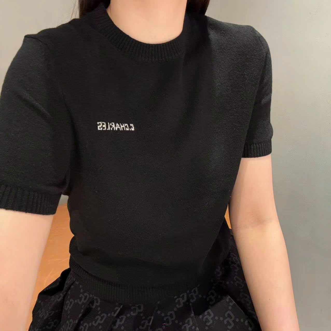 Áo len đen, cổ tròn, ngắn tay cashmere - logo ngực