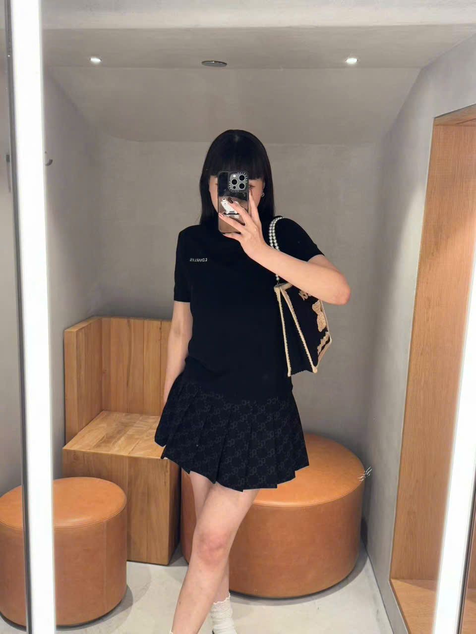 Áo len đen, cổ tròn, ngắn tay cashmere - logo ngực