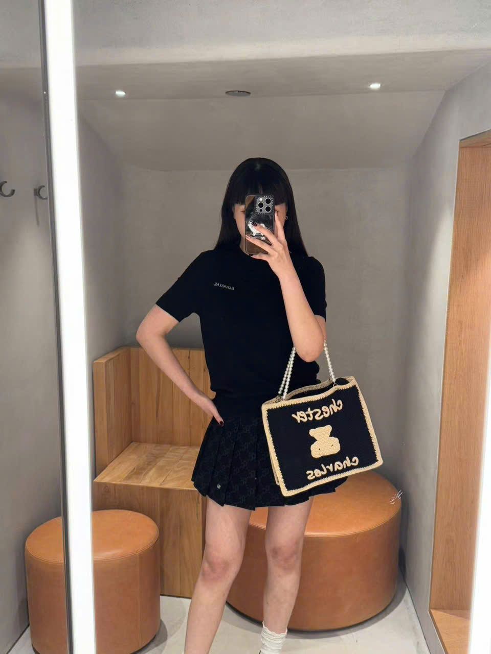 Áo len đen, cổ tròn, ngắn tay cashmere - logo ngực