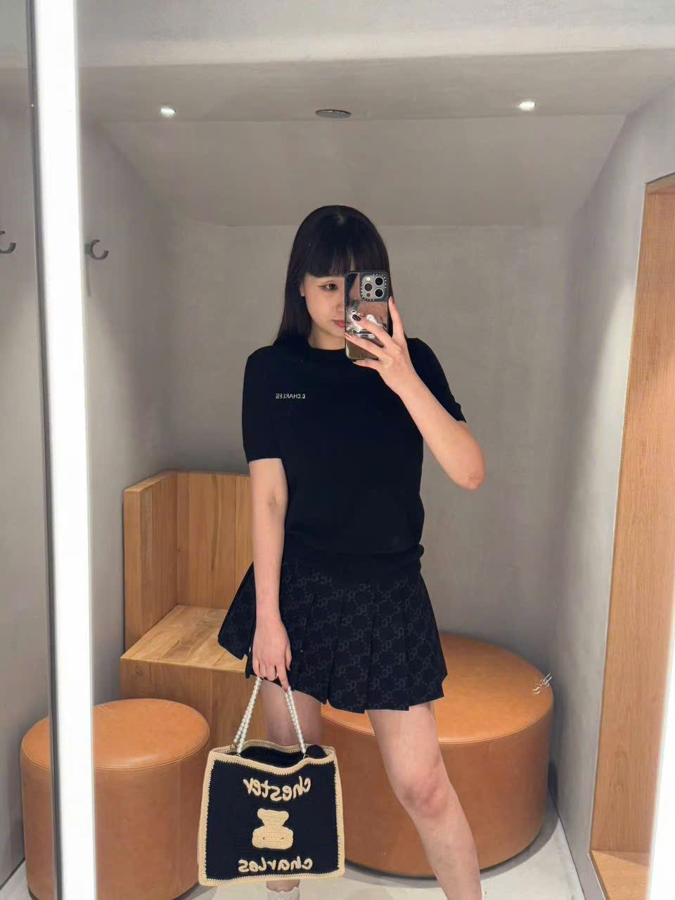 Áo len đen, cổ tròn, ngắn tay cashmere - logo ngực