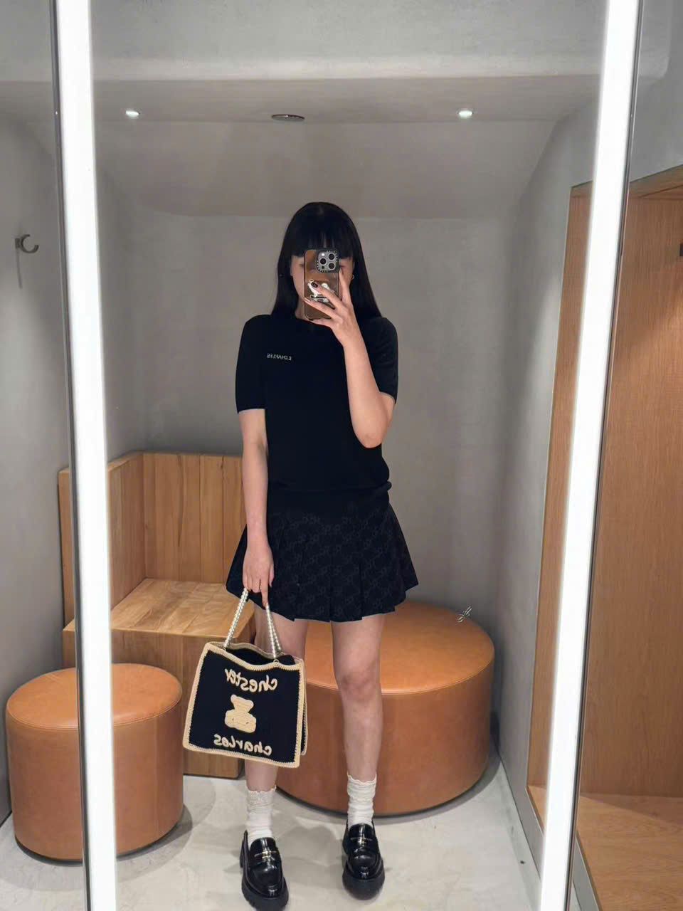 Áo len đen, cổ tròn, ngắn tay cashmere - logo ngực