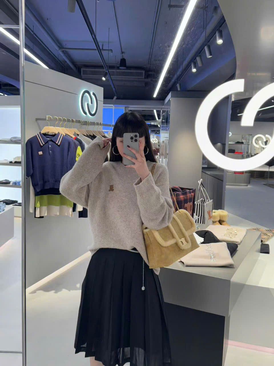 Áo len cổ tròn màu Camel