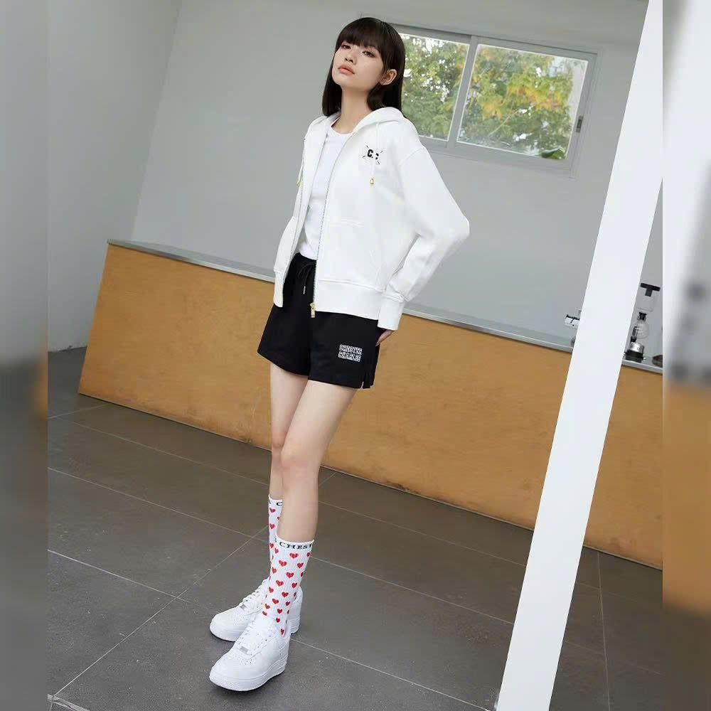 Tất trắng tim đỏ