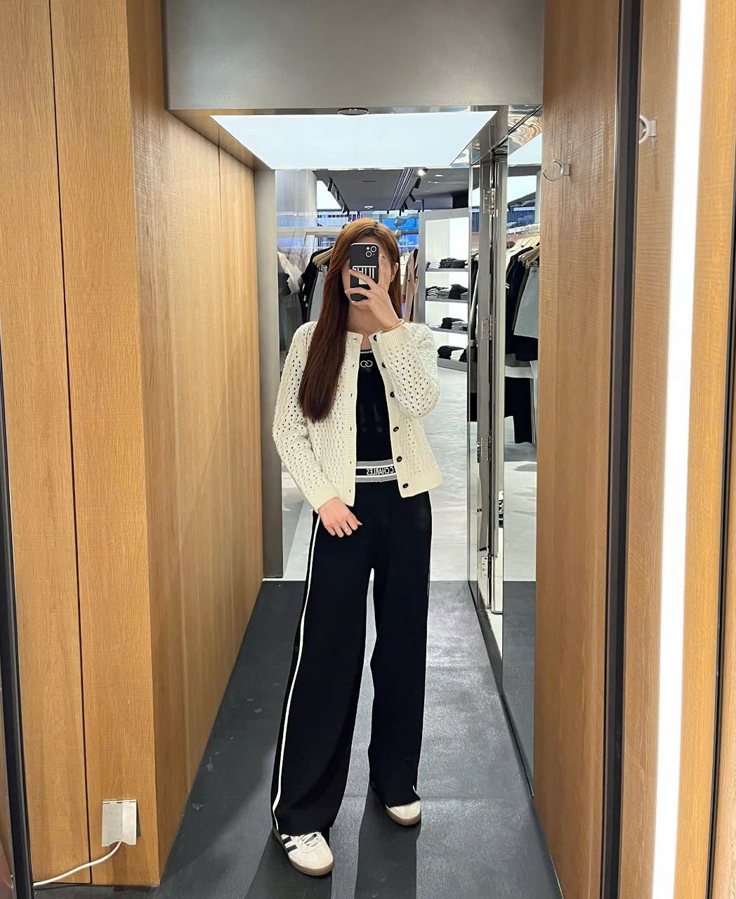Áo CDG trắng dập lỗ cúc đen