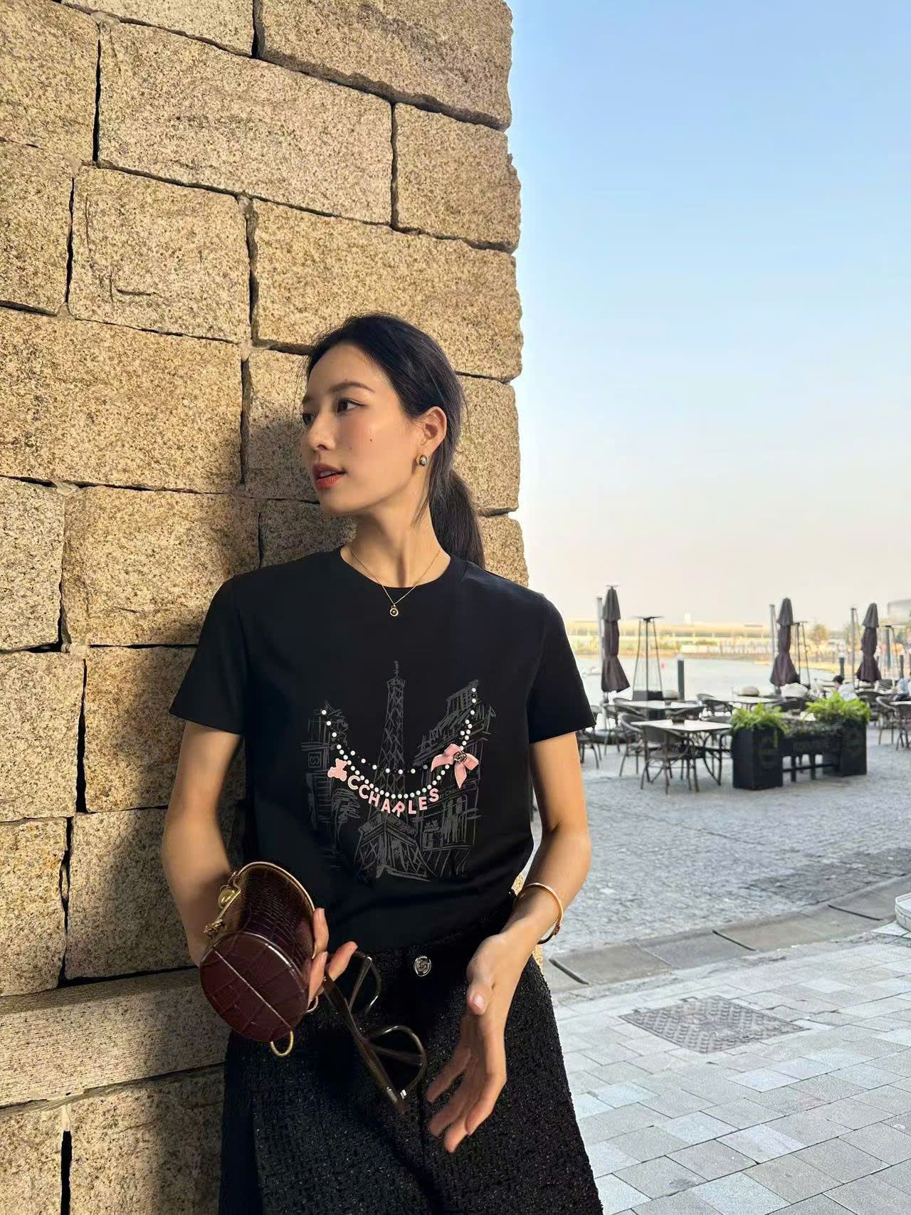 Áo phông đen họa tiết- nơ hồng