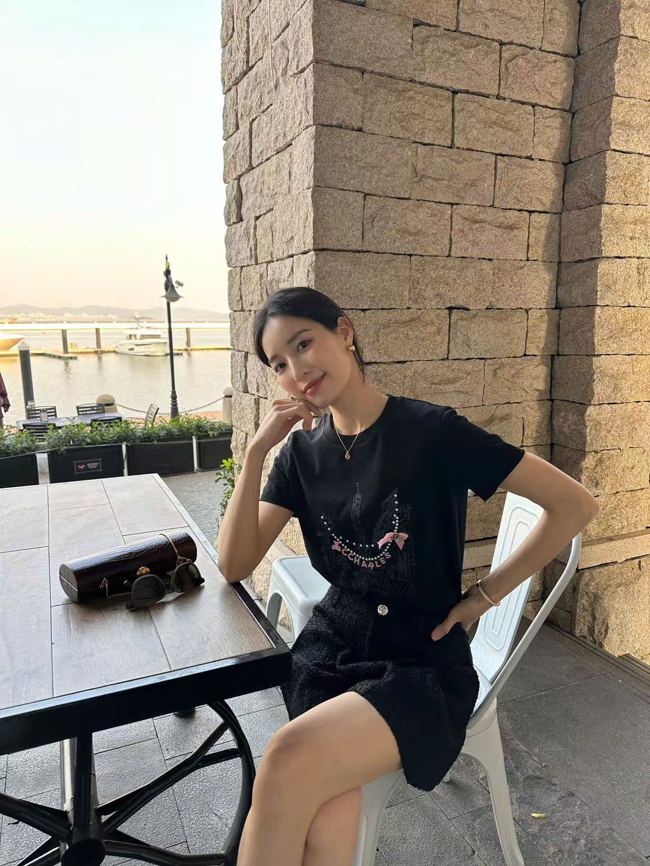Áo phông đen họa tiết- nơ hồng