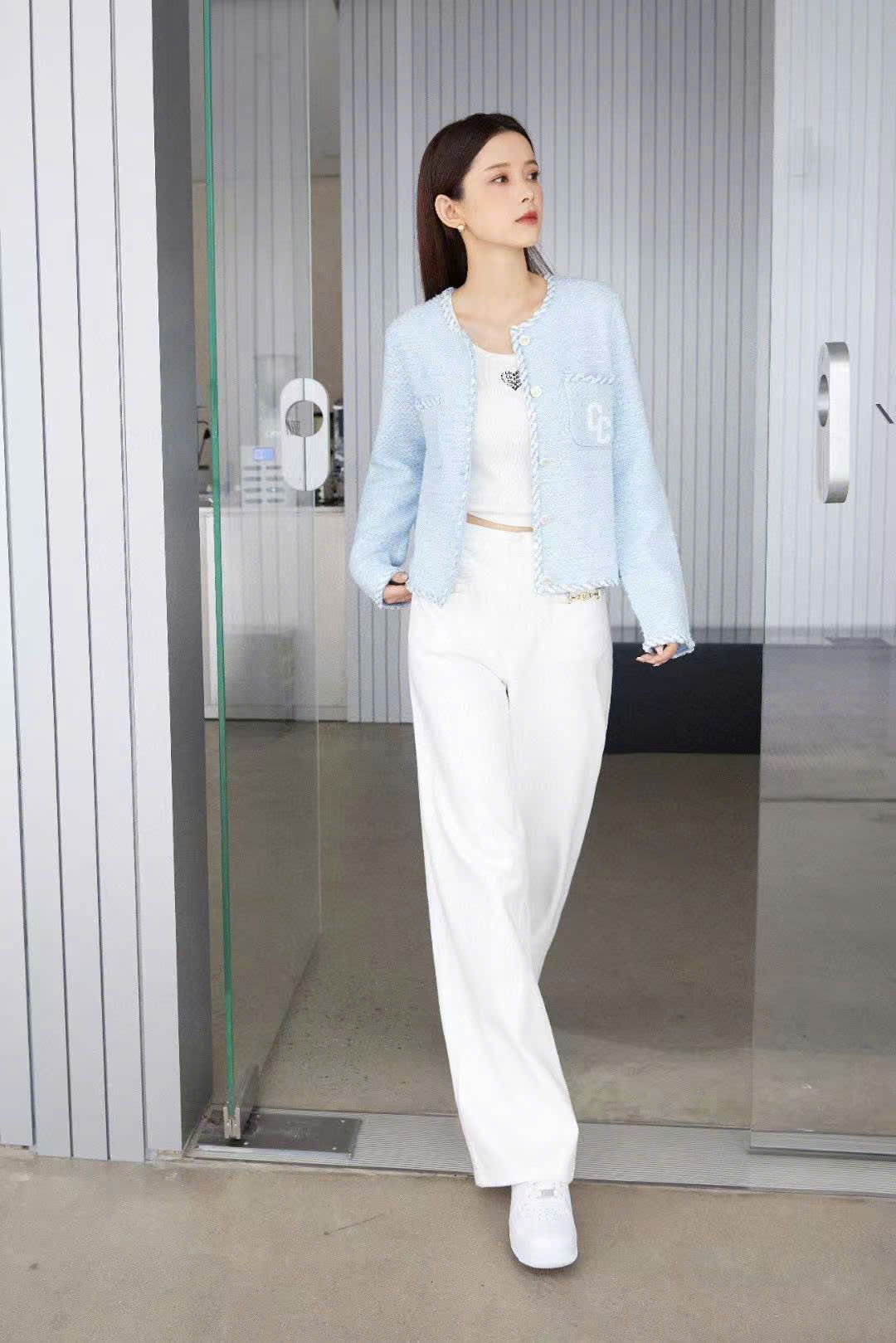 Quần jean trắng, xích vàng