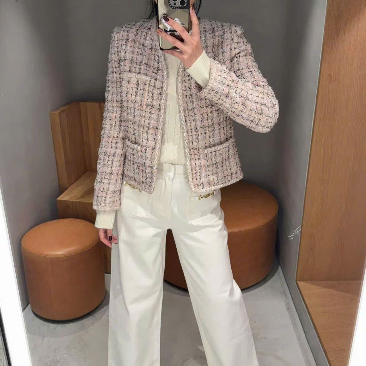 Áo dạ tweed hồng phấn, cổ V